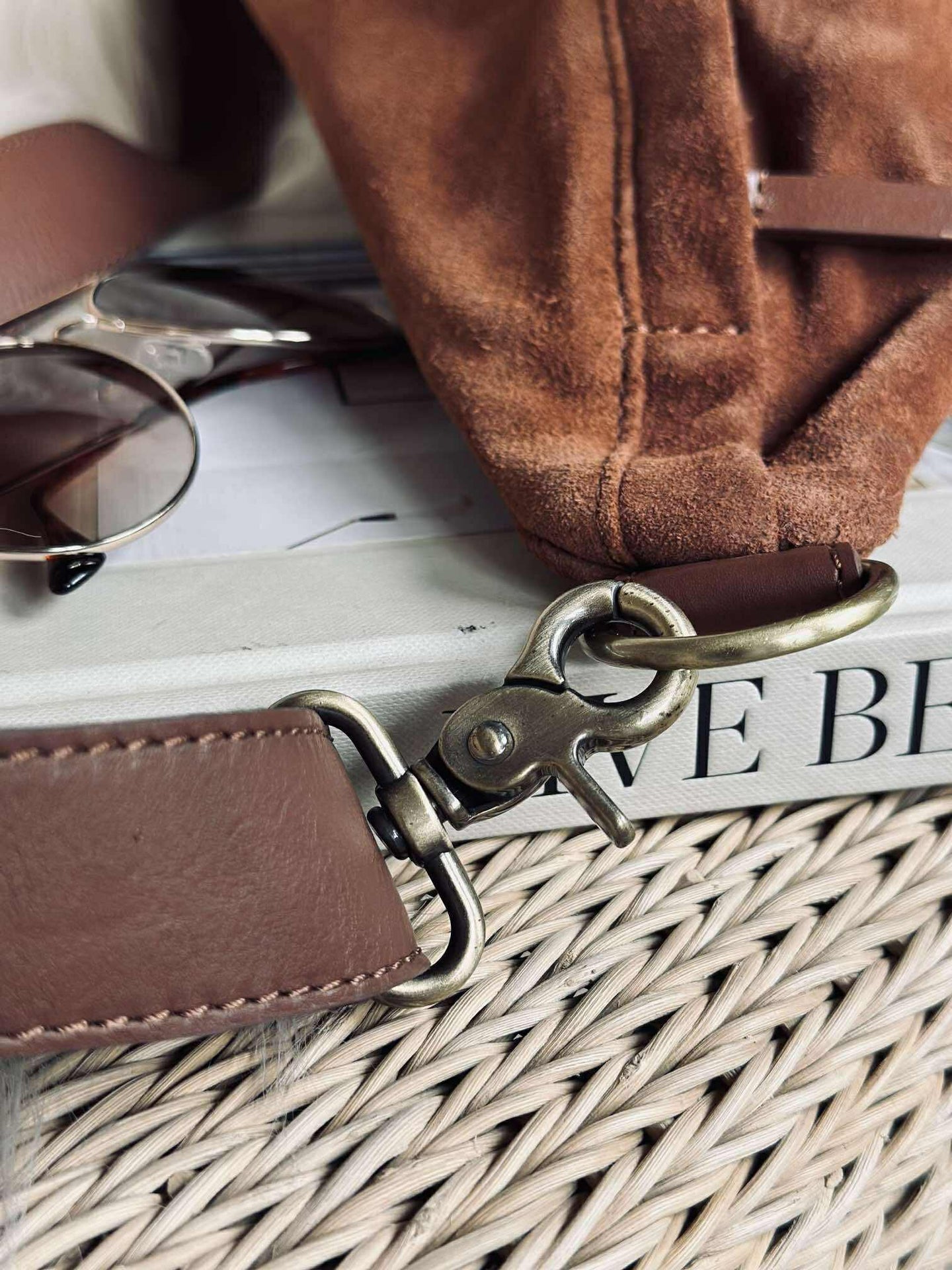Schöne Wildleder-Bauchtasche - Cognac