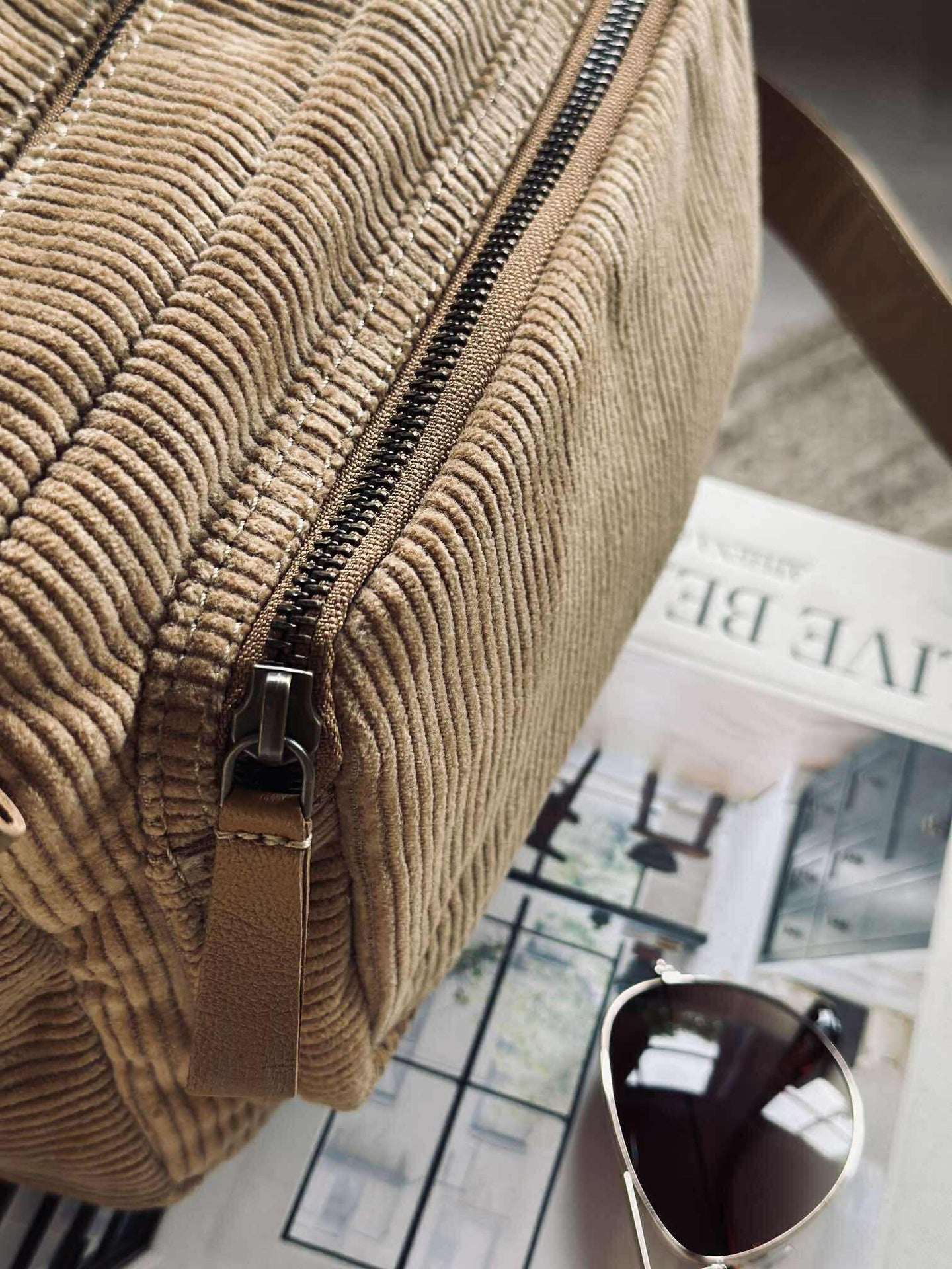 Crossbody Tan Samt
