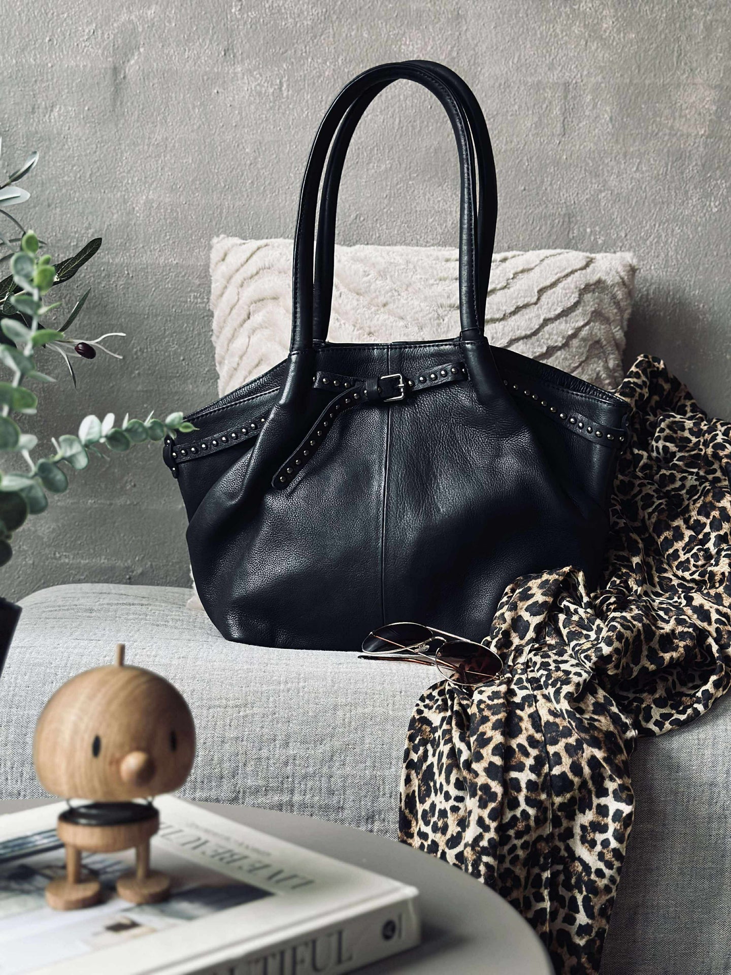 Schultertasche mit Nieten - Black
