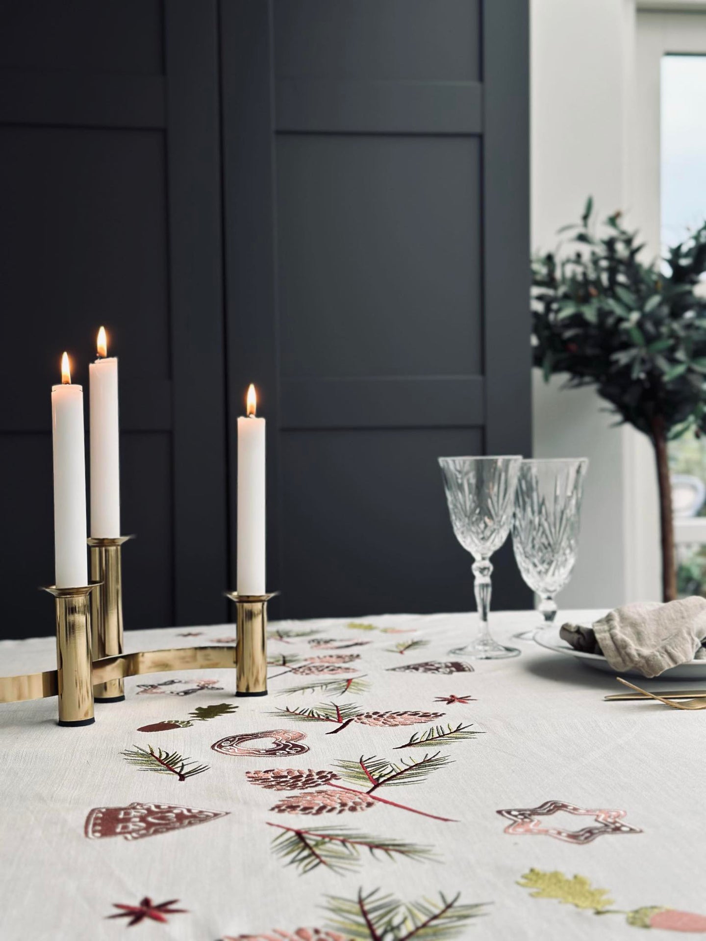 Weihnachtstischdecke Stickerei - 140x240