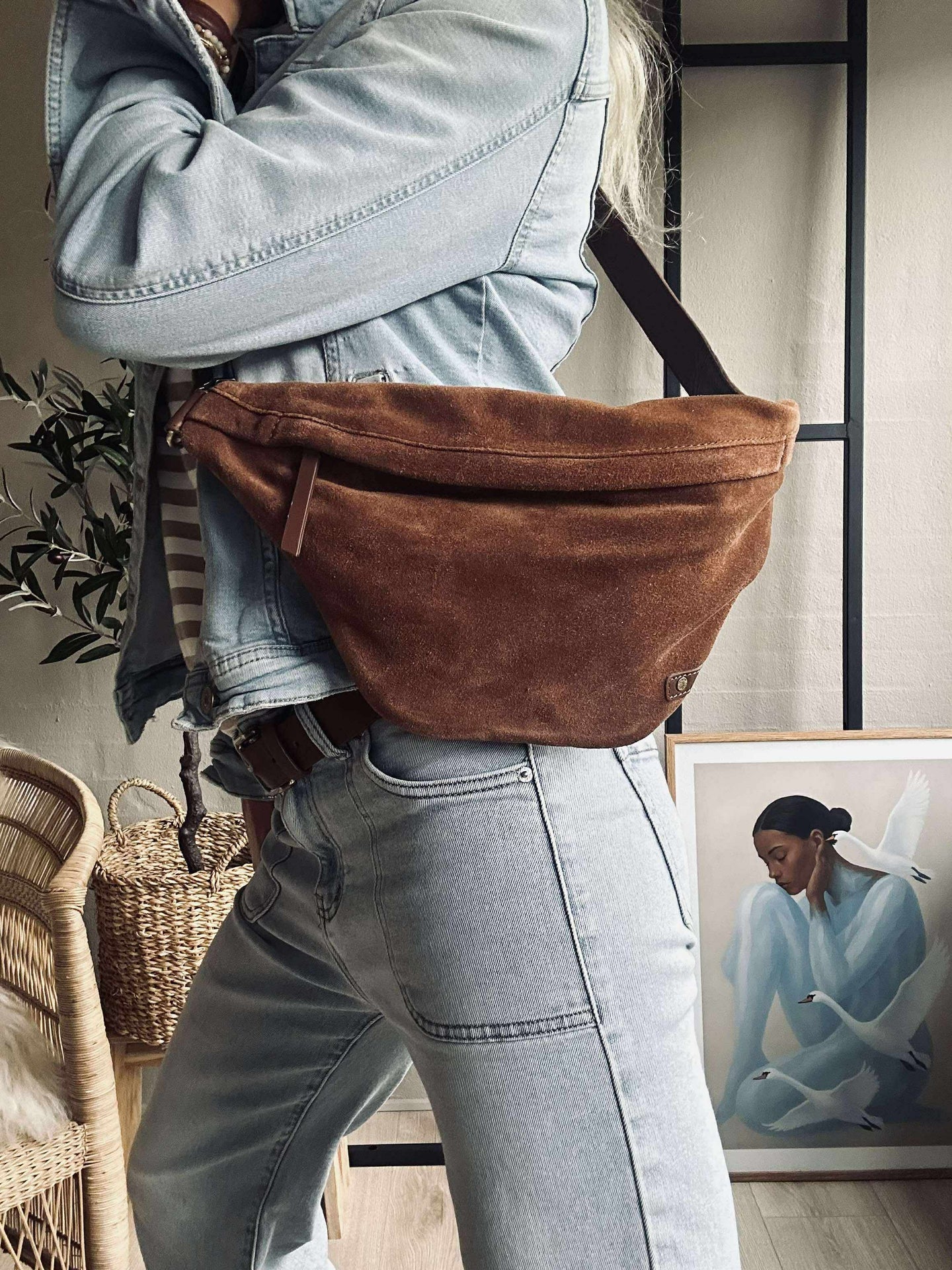 Schöne Wildleder-Bauchtasche - Cognac