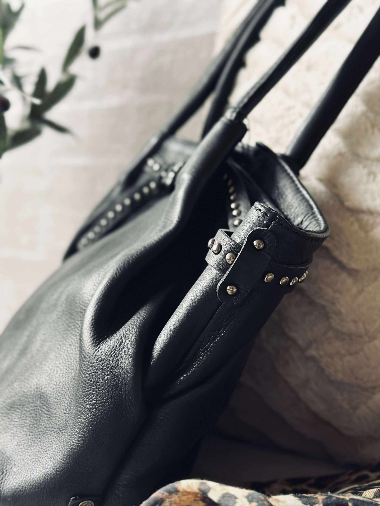 Schultertasche mit Nieten - Black