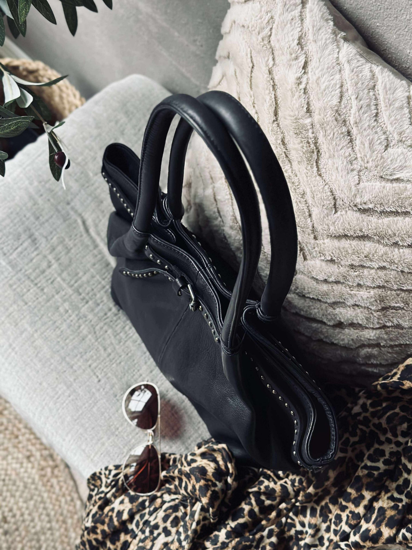 Schultertasche mit Nieten - Black