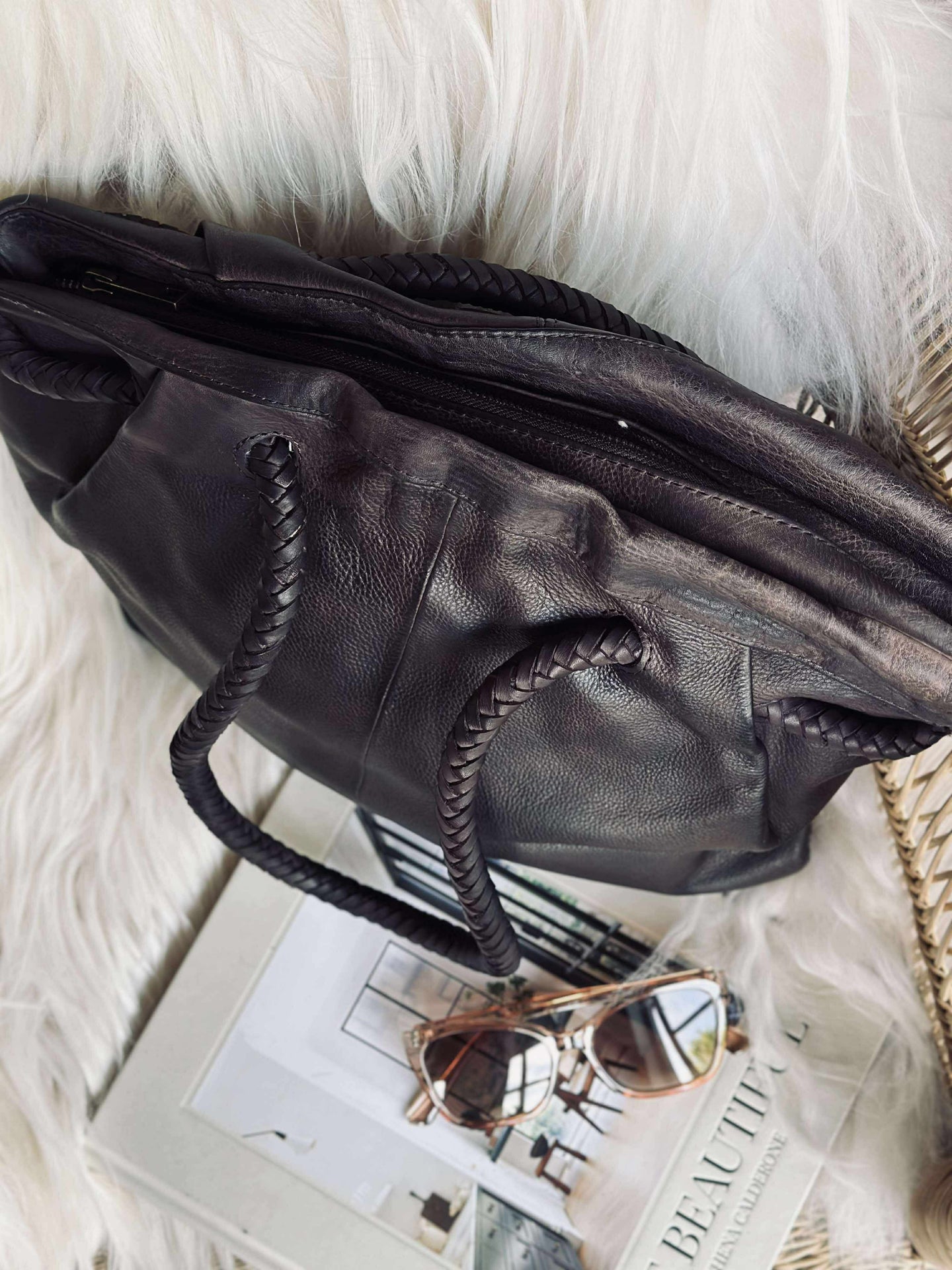 Schultertasche mit schönem geflochtenem Riemen - Braun