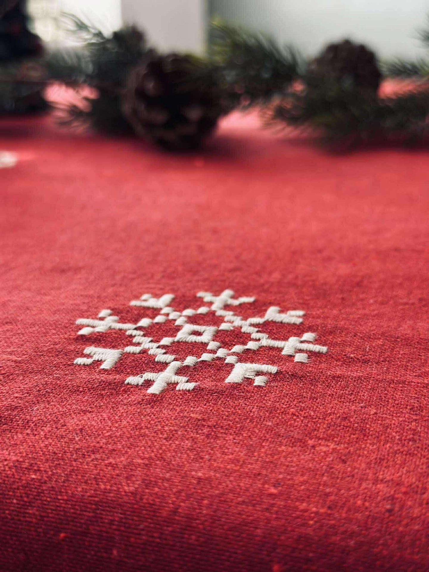 Weihnachtstischdecke Rot JUL mit Stickerei - Verschiedene Größen