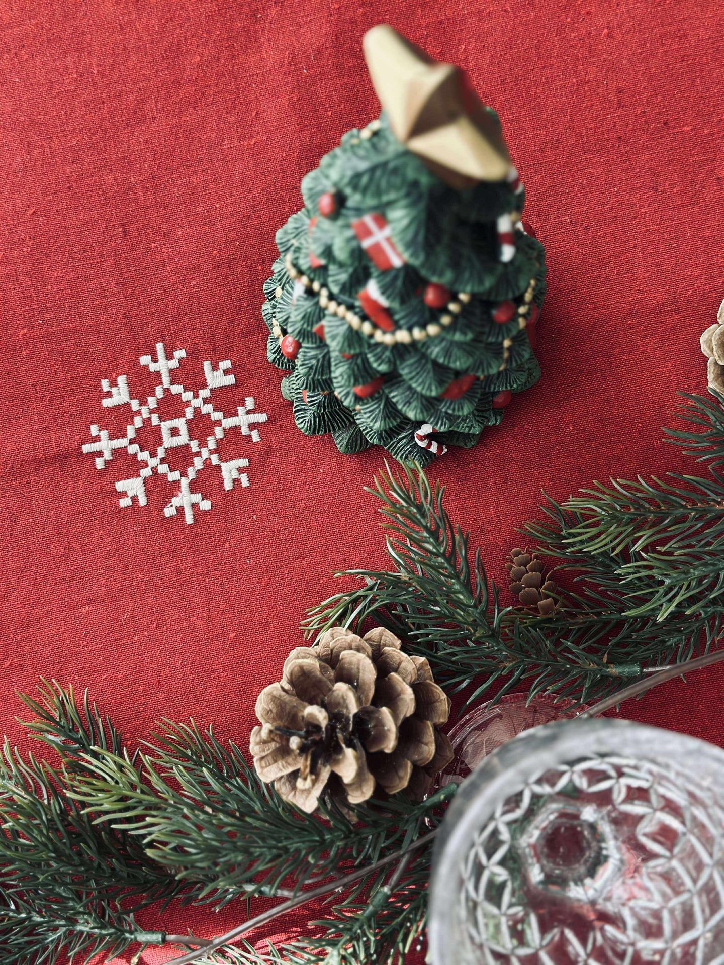 Weihnachtstischdecke Rot JUL mit Stickerei - Verschiedene Größen