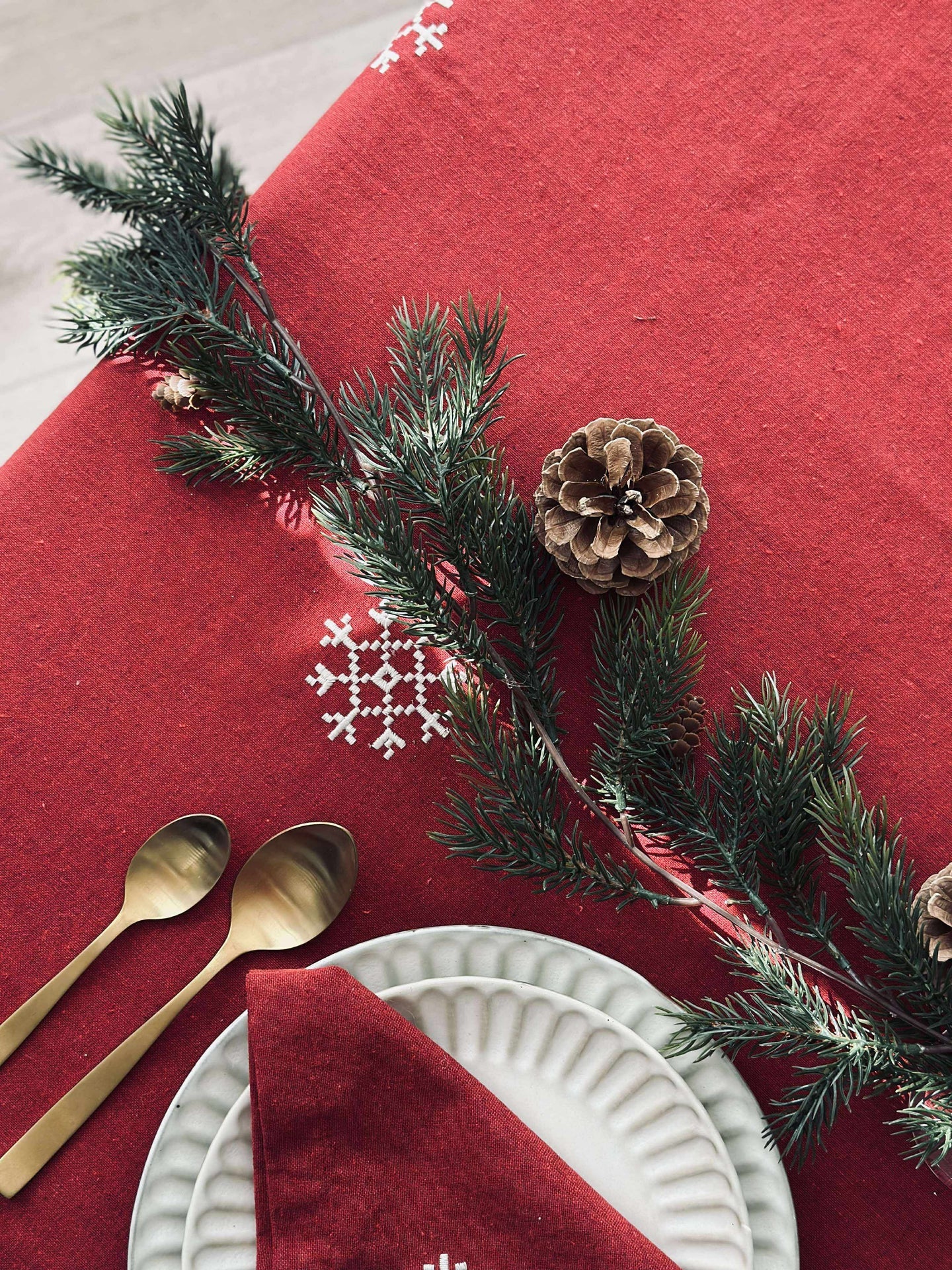 Weihnachtstischdecke Rot JUL mit Stickerei - Verschiedene Größen
