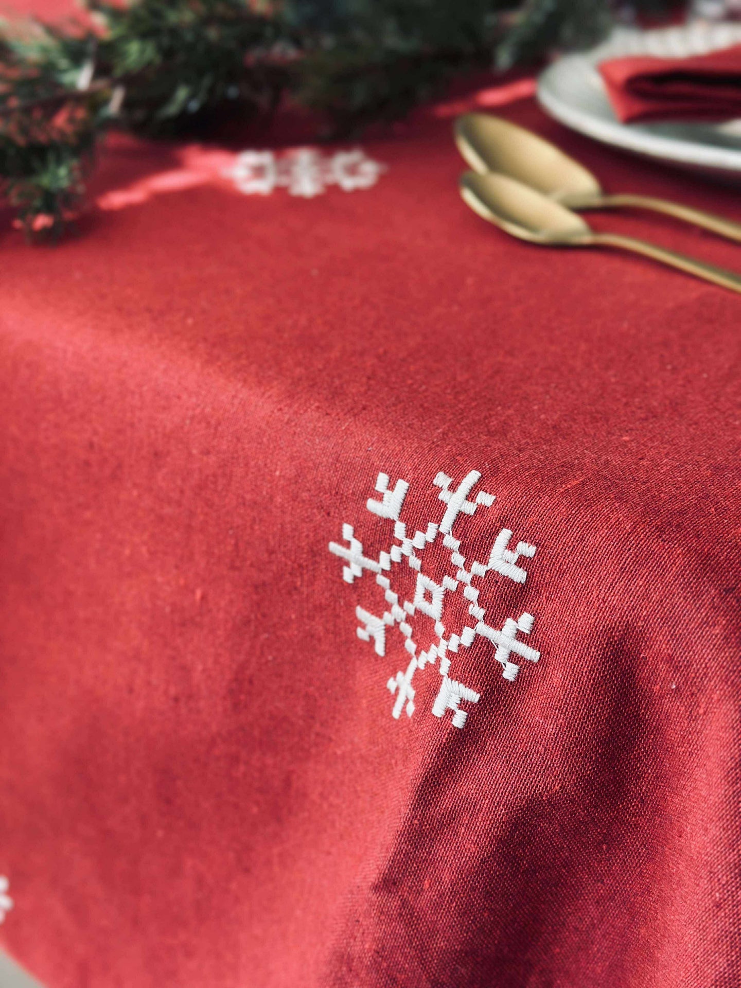 Weihnachtstischdecke Rot JUL mit Stickerei - Verschiedene Größen