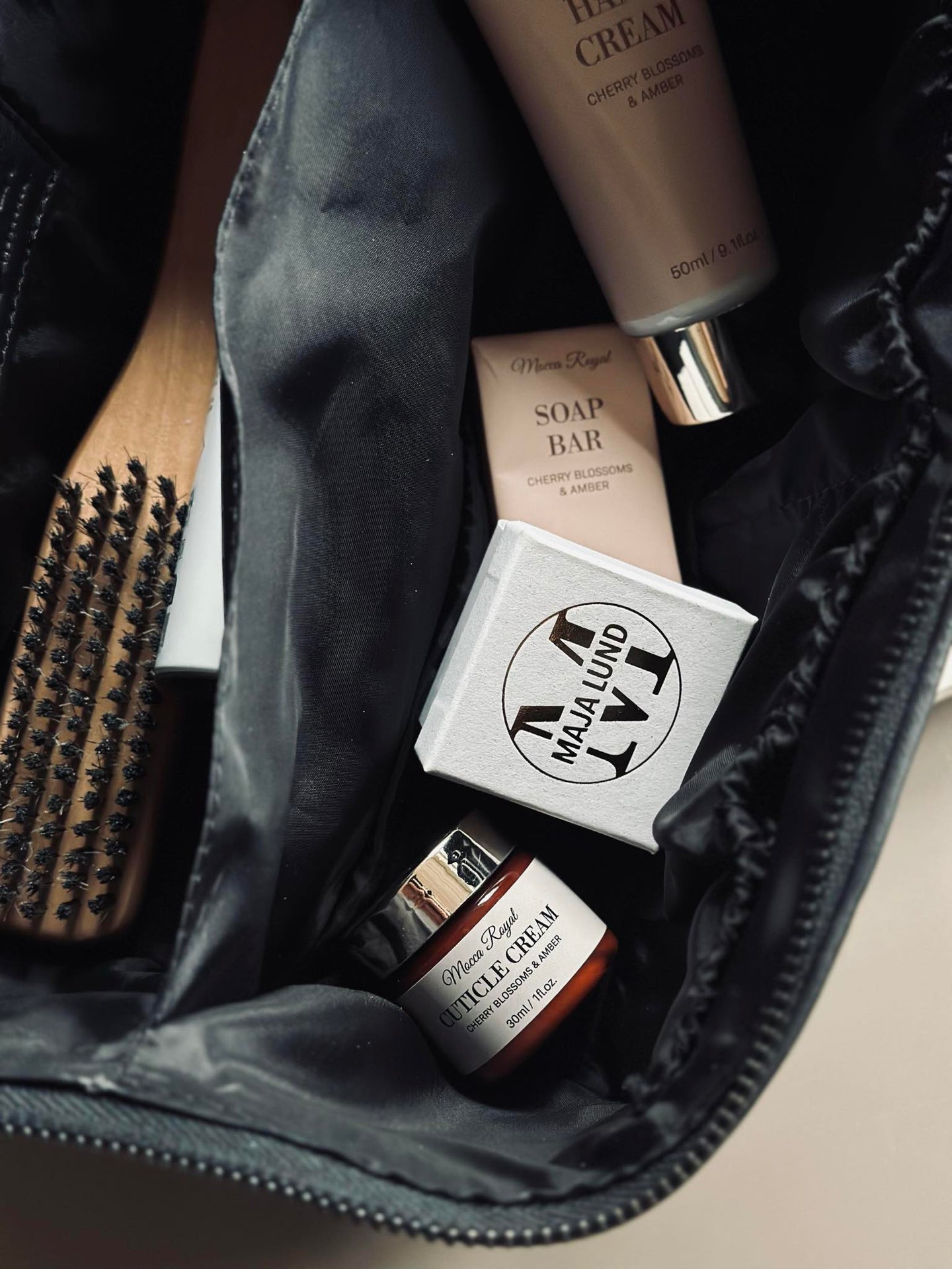 Klassische Kosmetiktasche - Black / Black