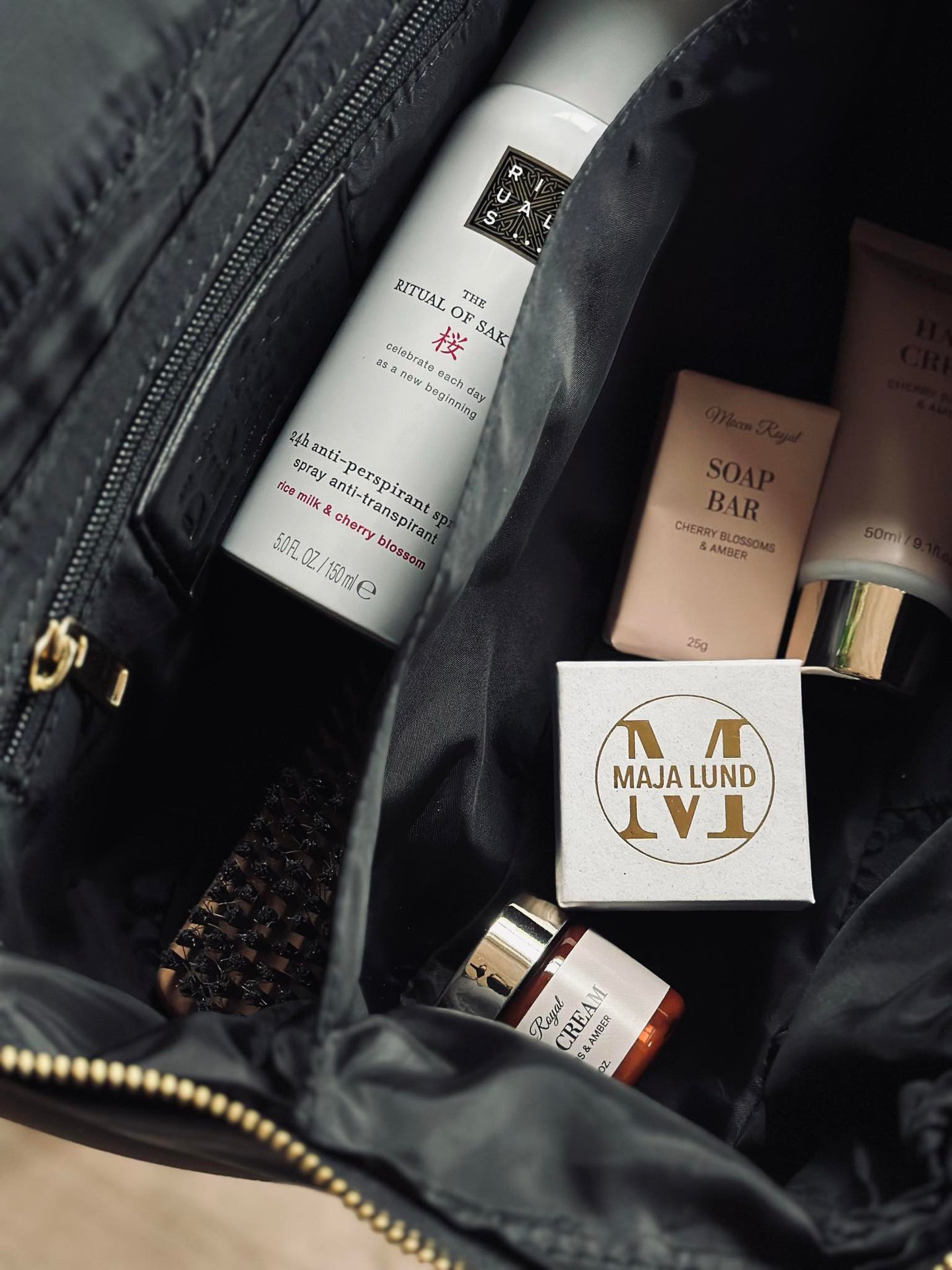 Klassische Kosmetiktasche - Black / gold