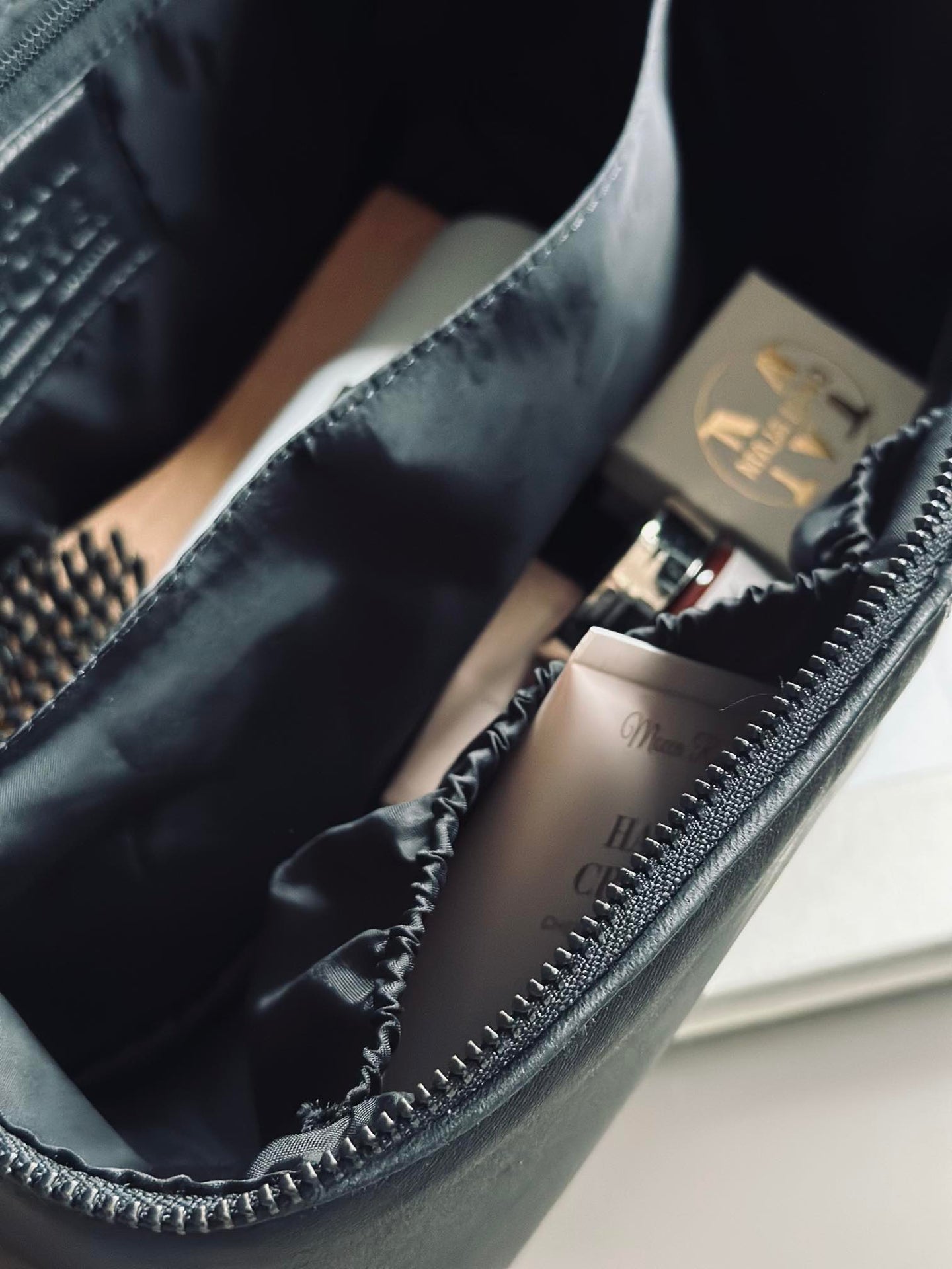 Klassische Kosmetiktasche - Black / Black
