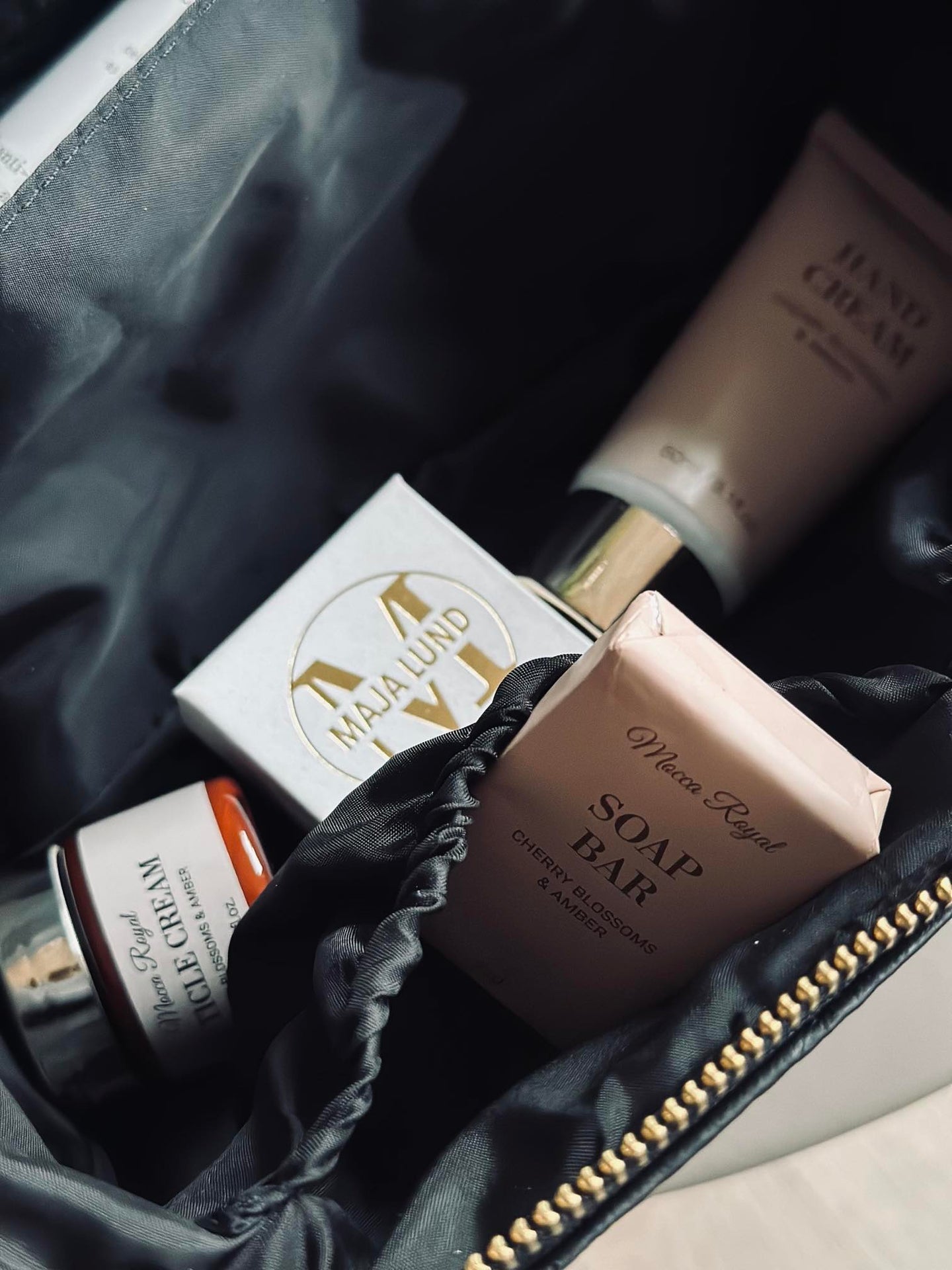 Klassische Kosmetiktasche - Black / gold