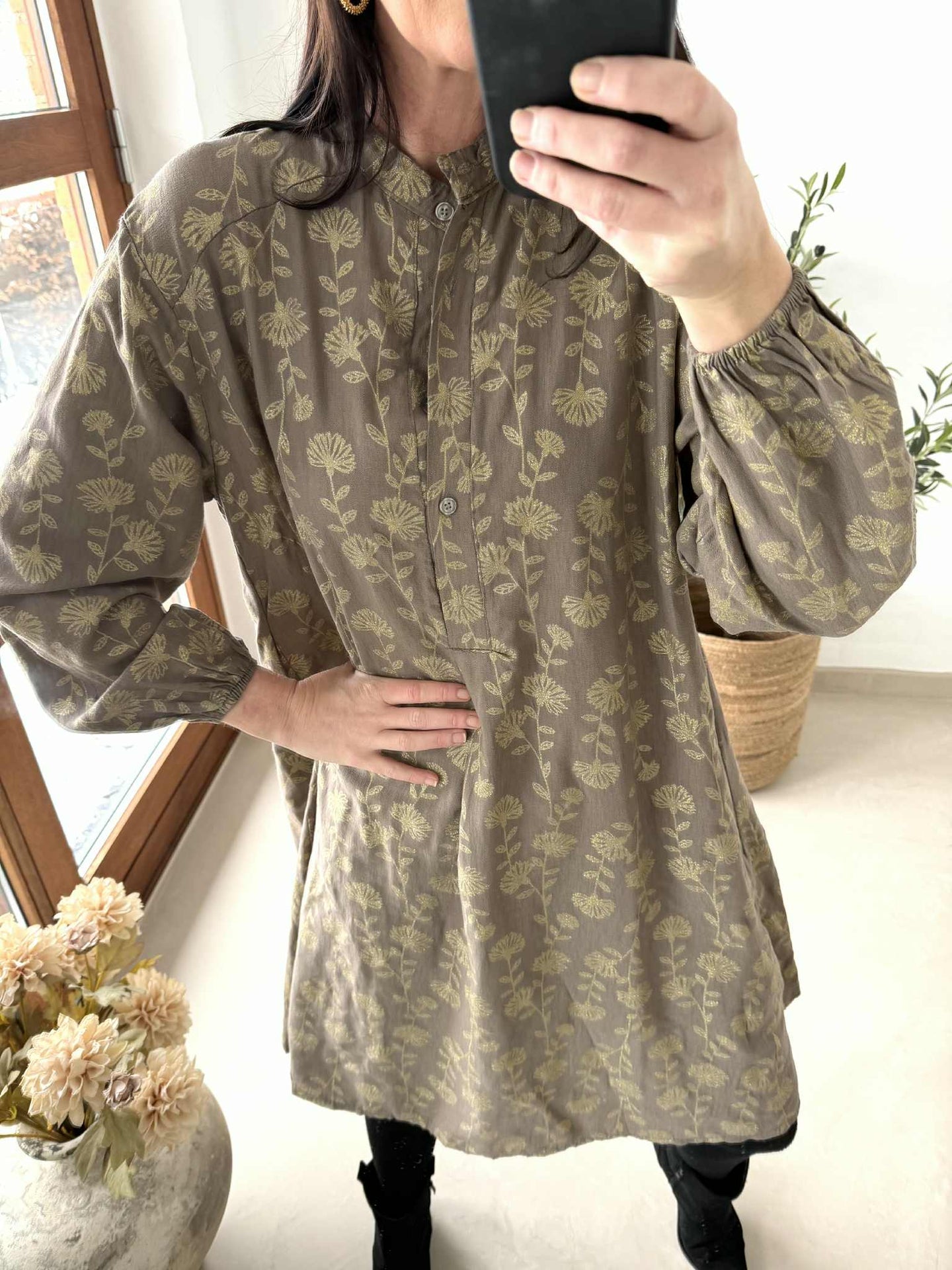 Kleid mit goldenem Print
