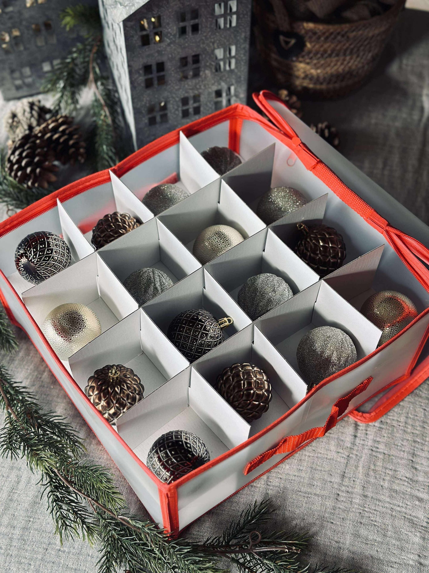 Aufbewahrung für Christbaumkugeln - MAX 32 Kugeln
