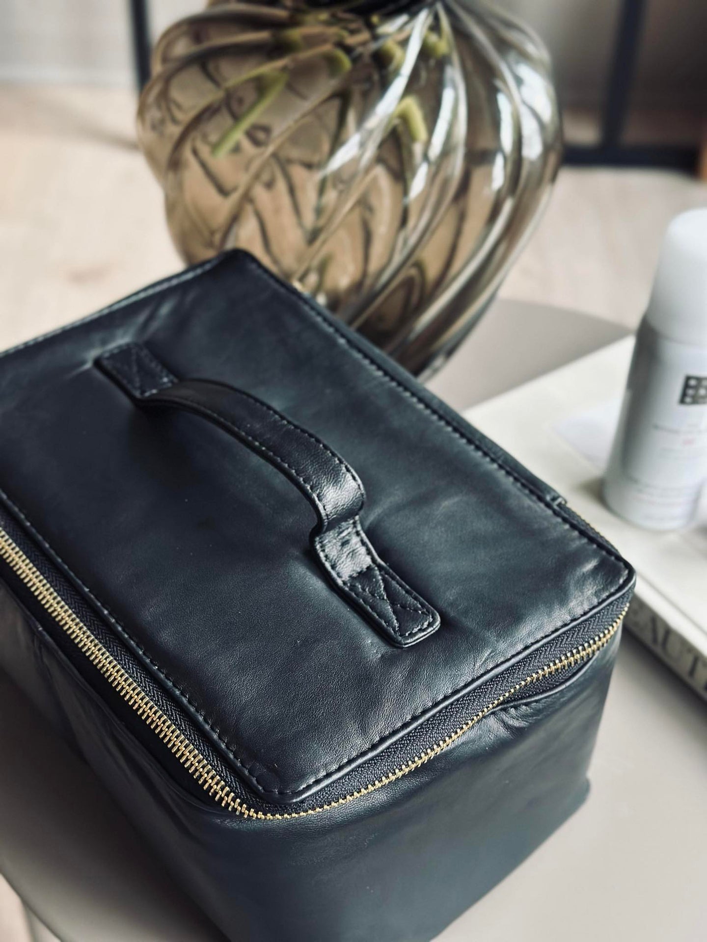 Klassische Kosmetiktasche - Black / gold