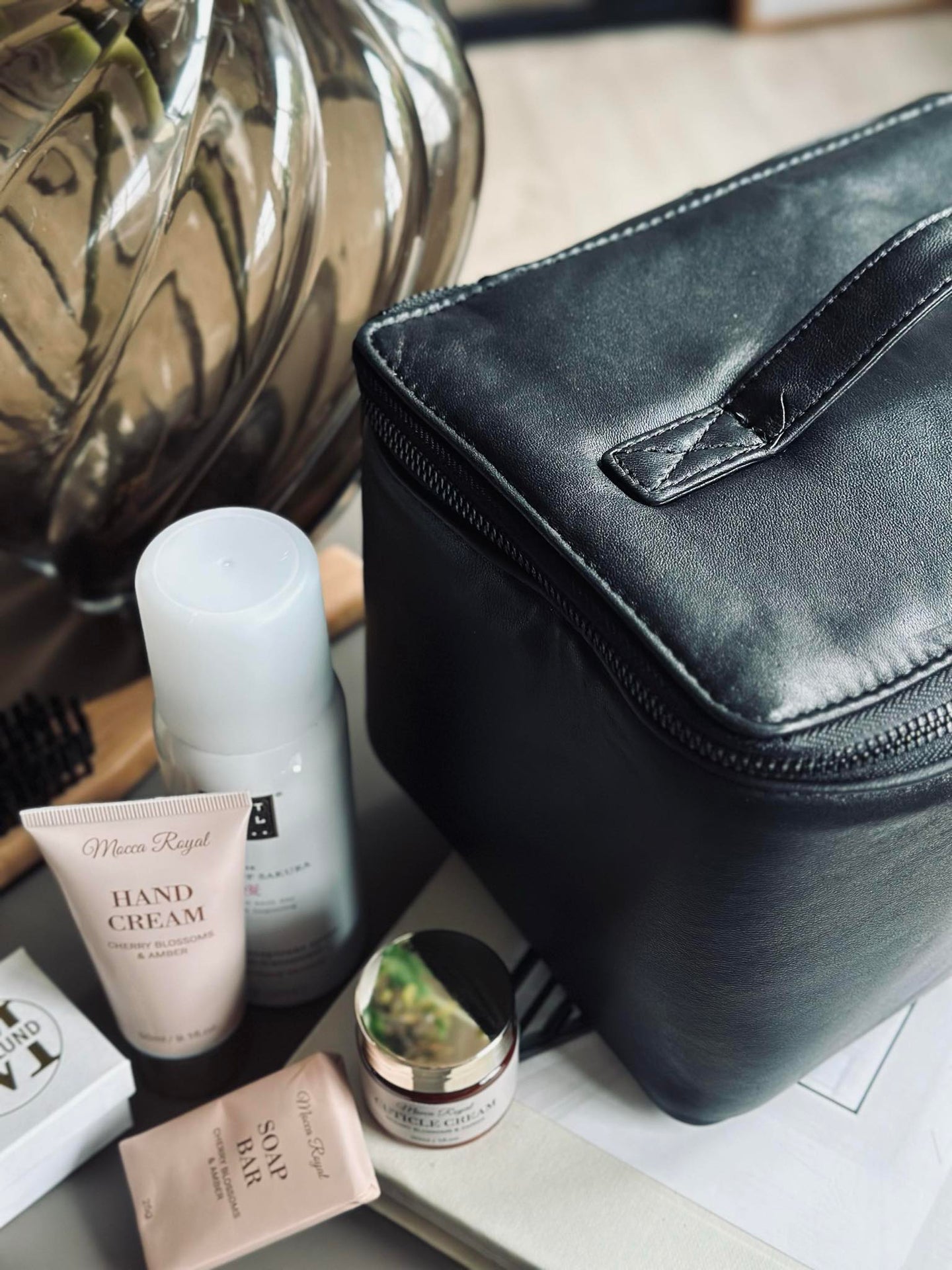 Klassische Kosmetiktasche - Black / Black