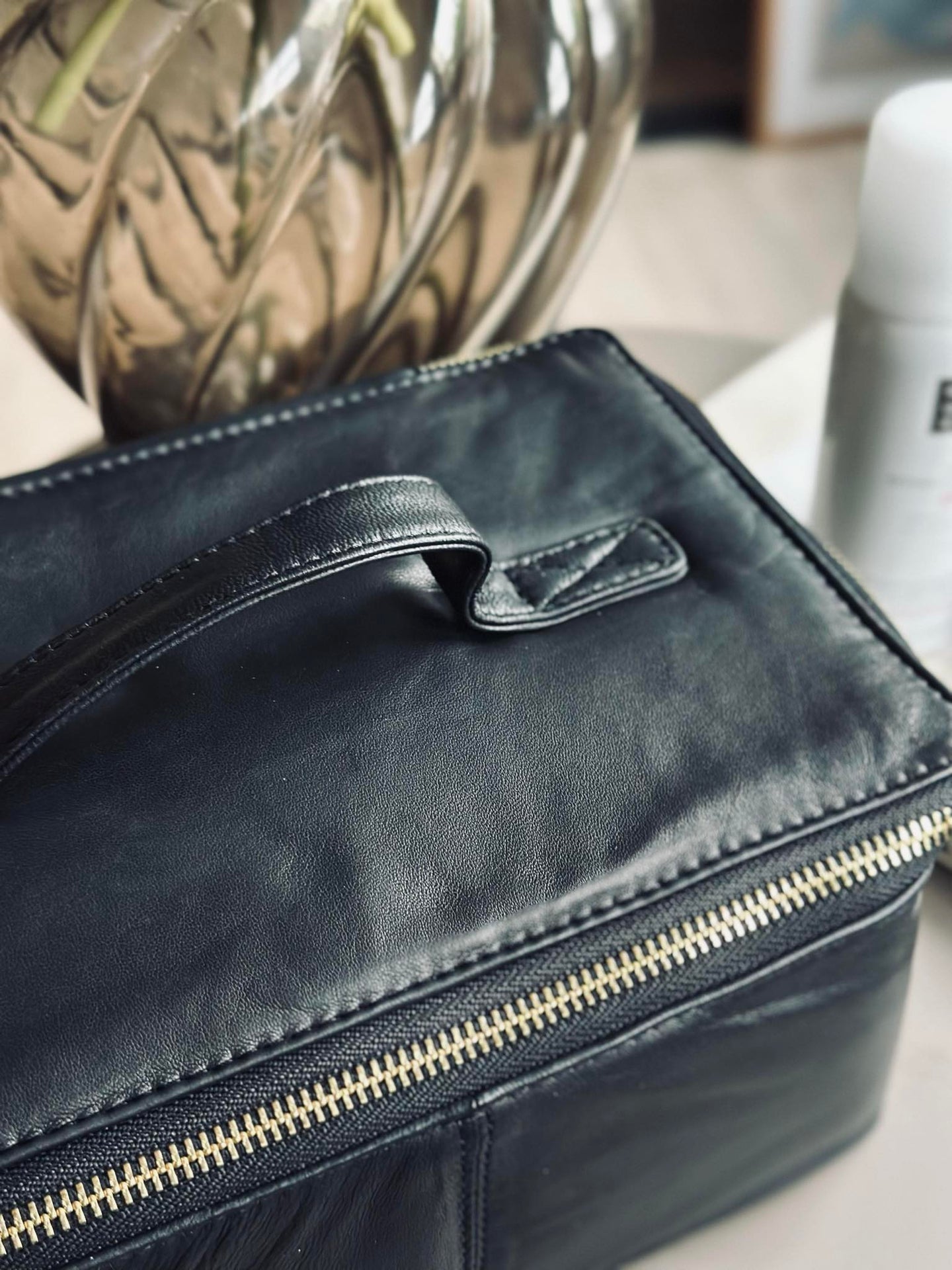 Klassische Kosmetiktasche - Black / gold