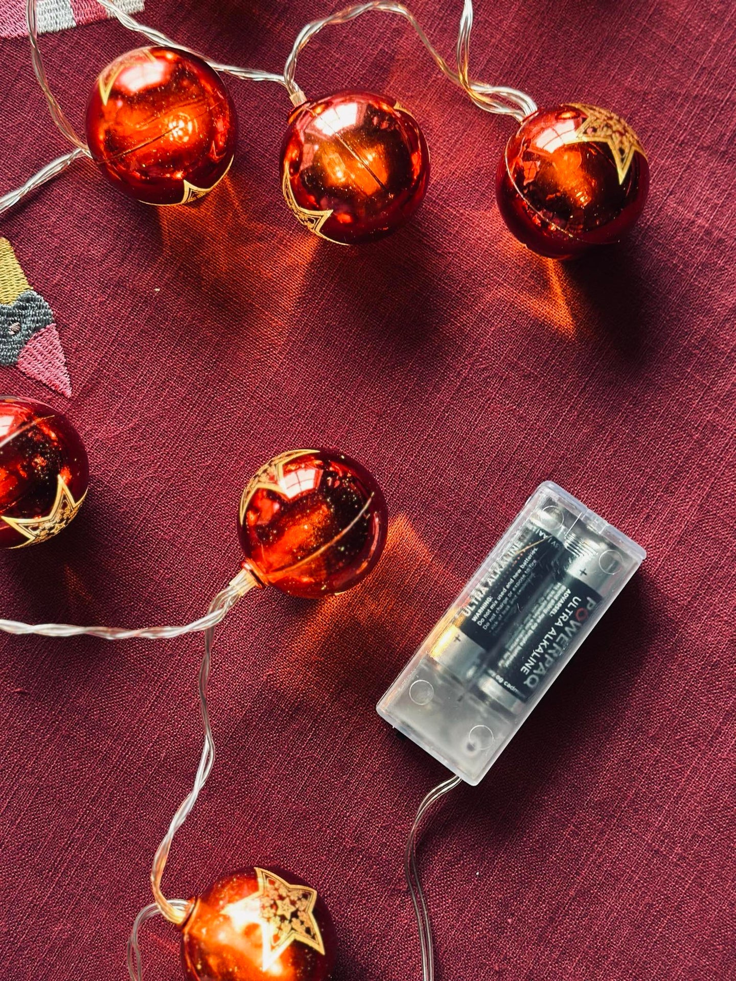 Lichterkette mit kleinen Weihnachtskugeln