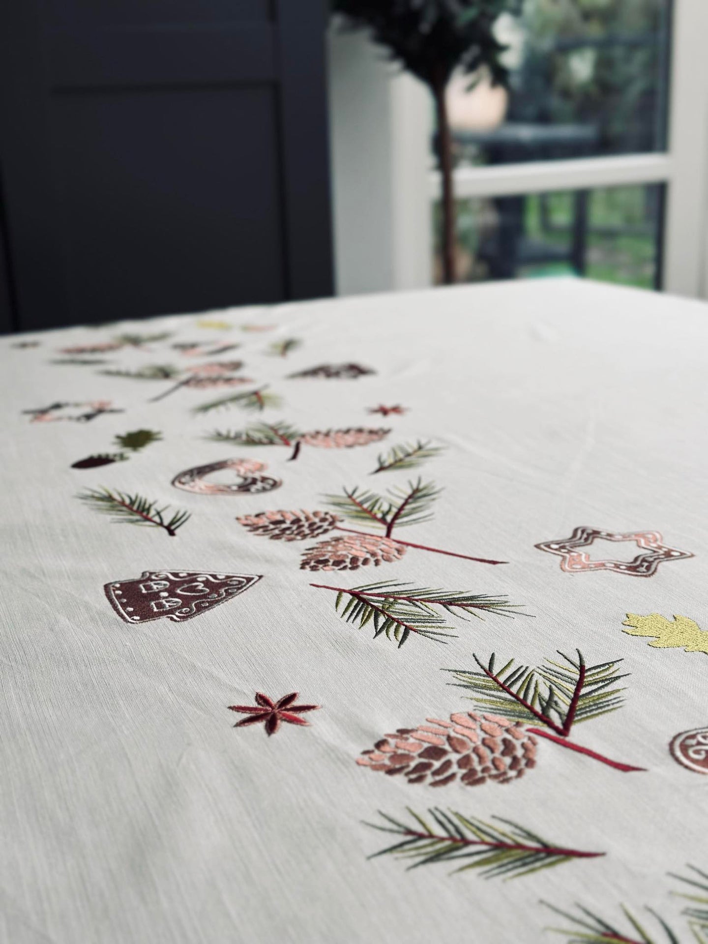 Weihnachtstischdecke Stickerei - 140x240