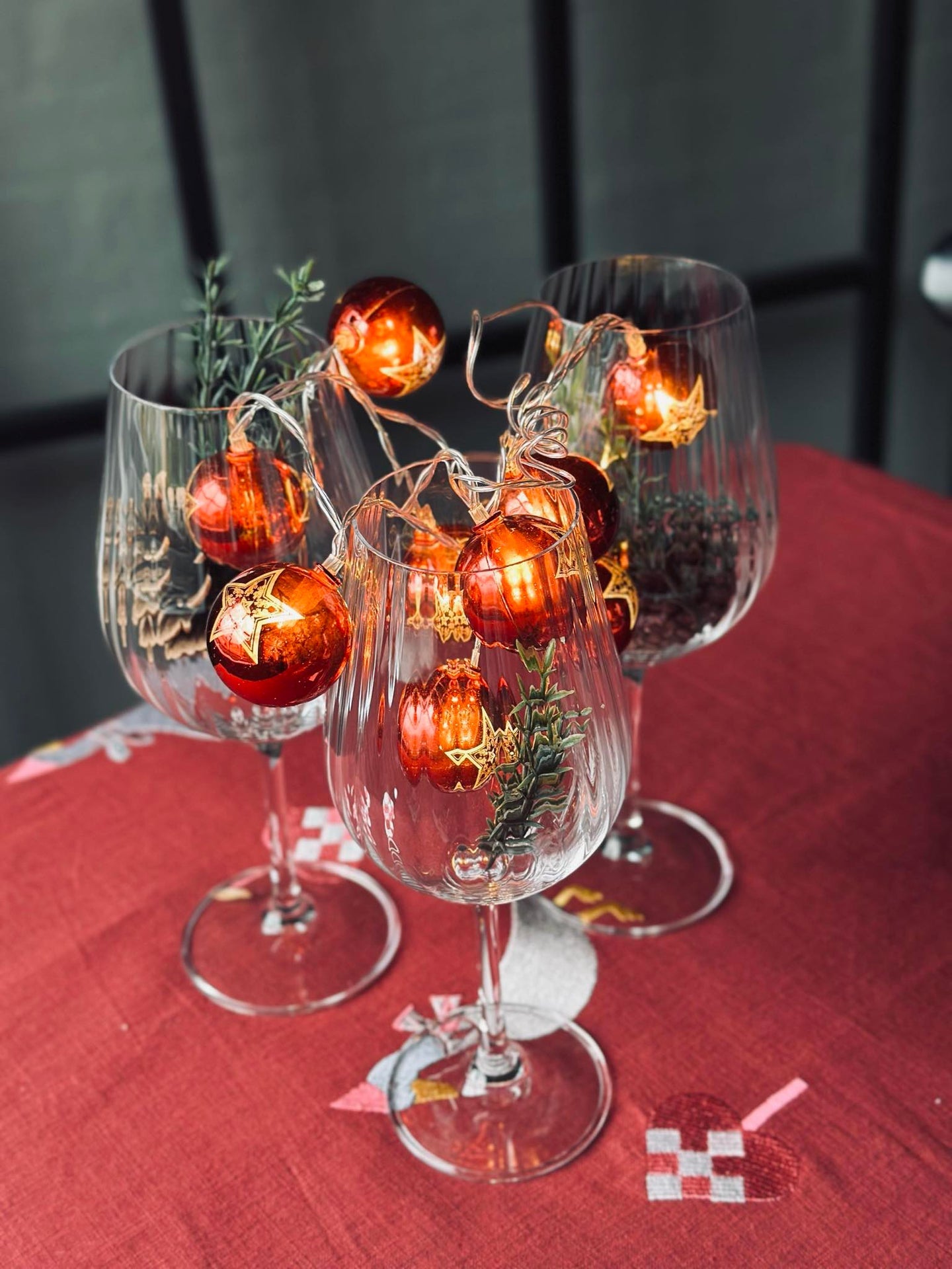 Lichterkette mit kleinen Weihnachtskugeln