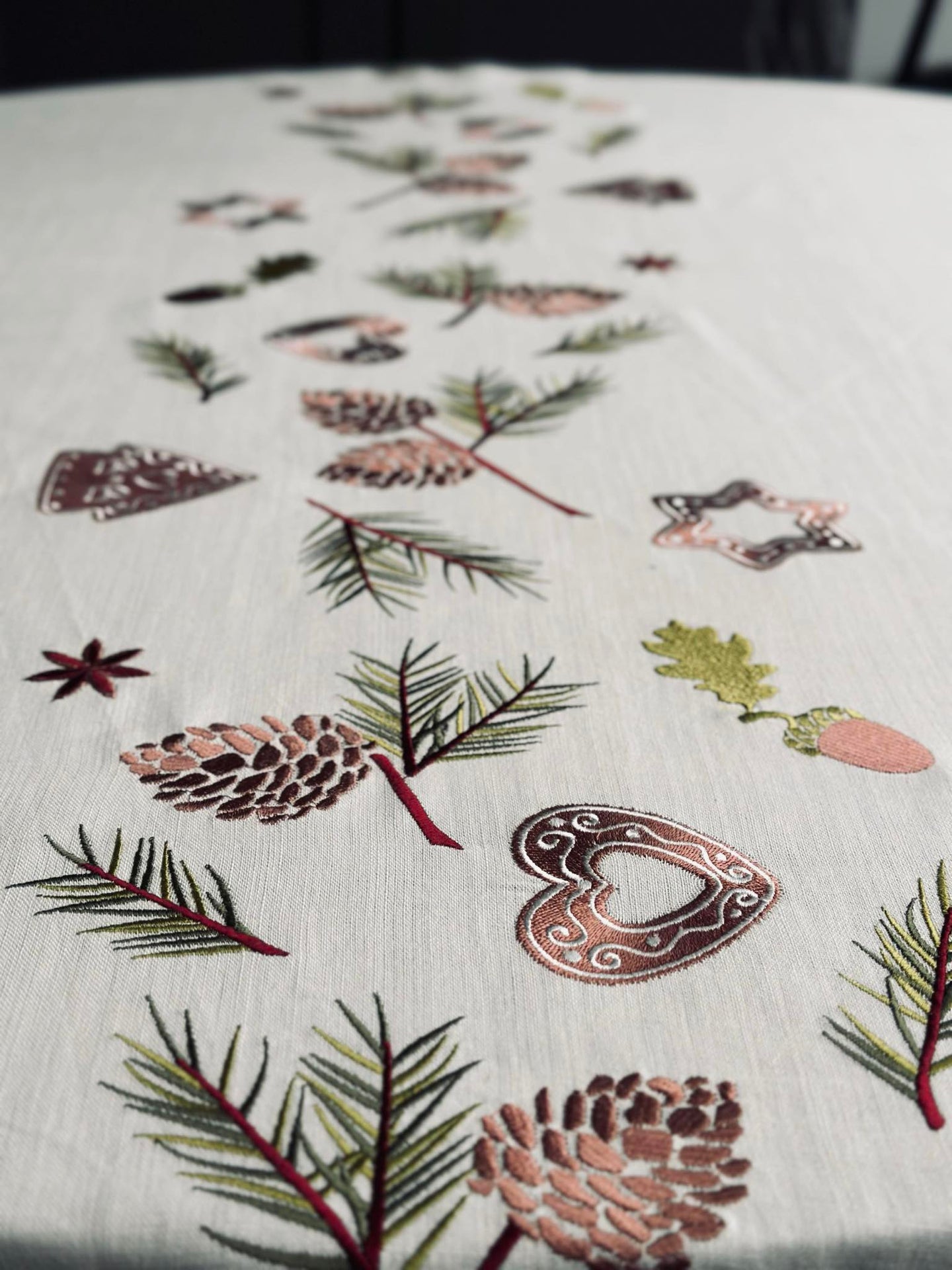 Weihnachtstischdecke Stickerei - 140x240