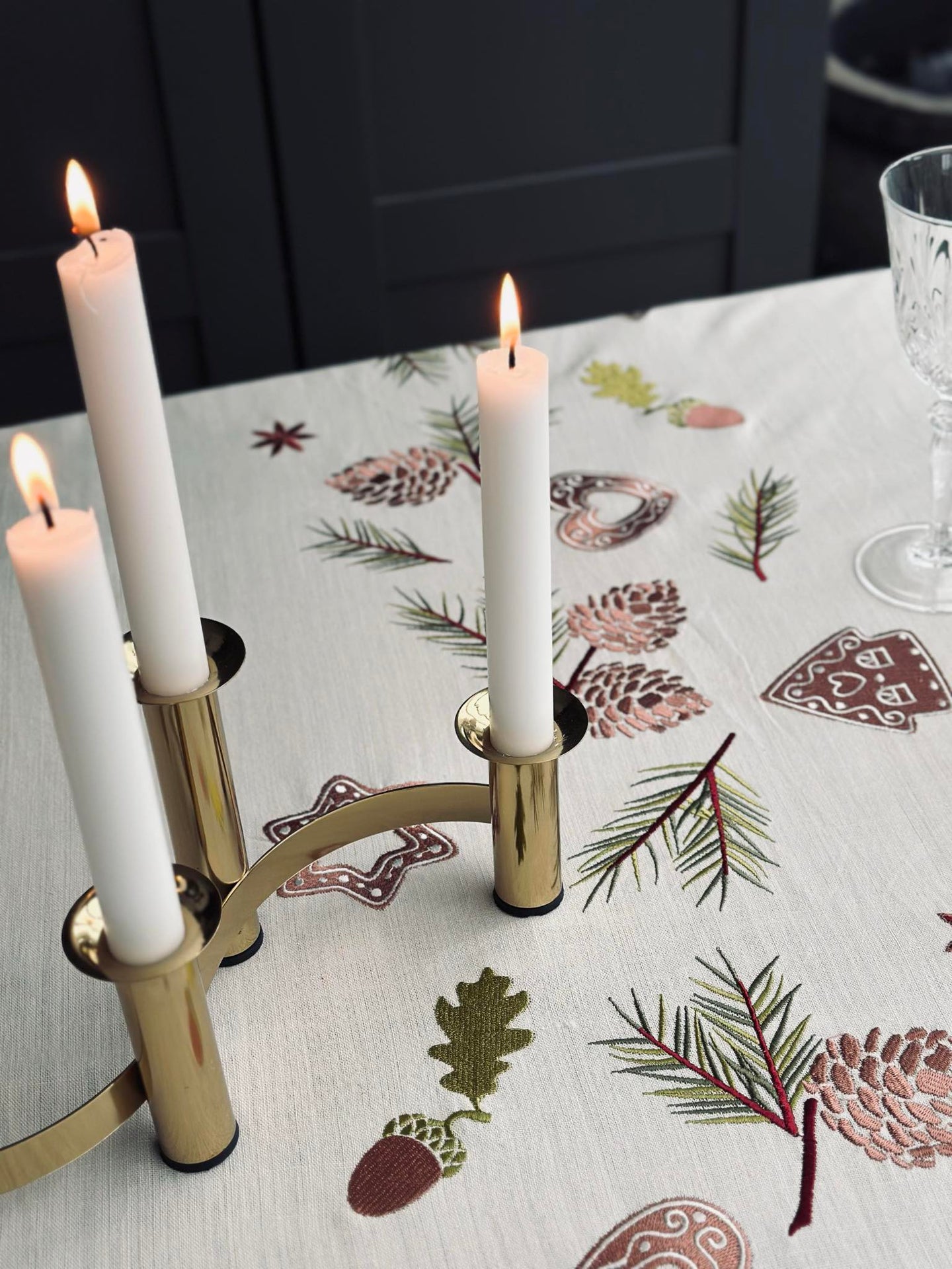 Weihnachtstischdecke Stickerei - 140x240