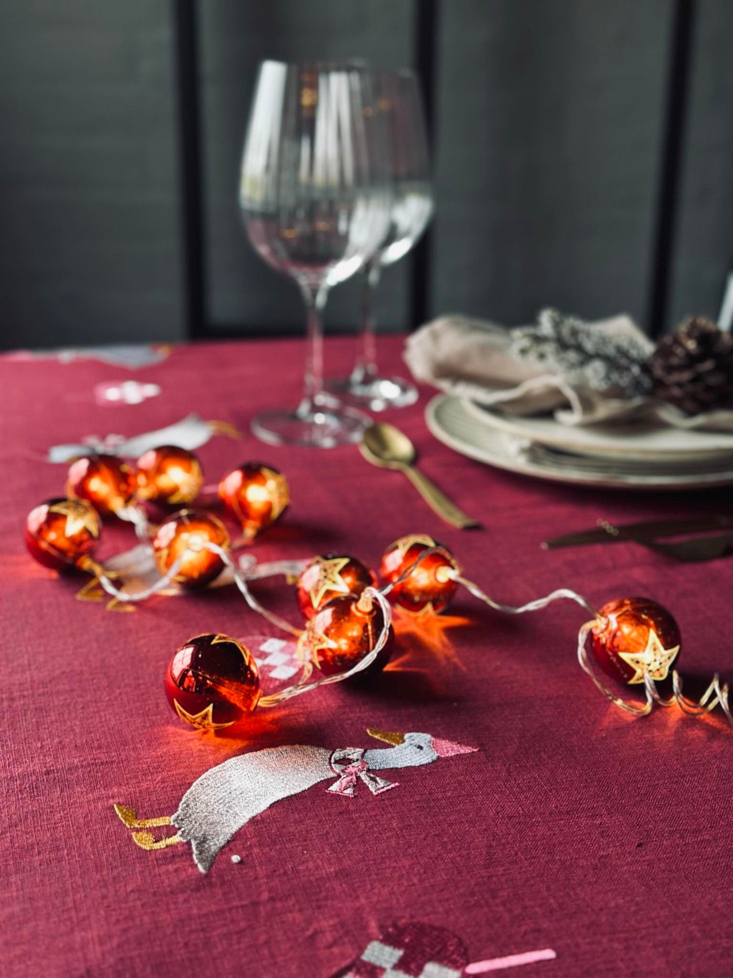 Lichterkette mit kleinen Weihnachtskugeln