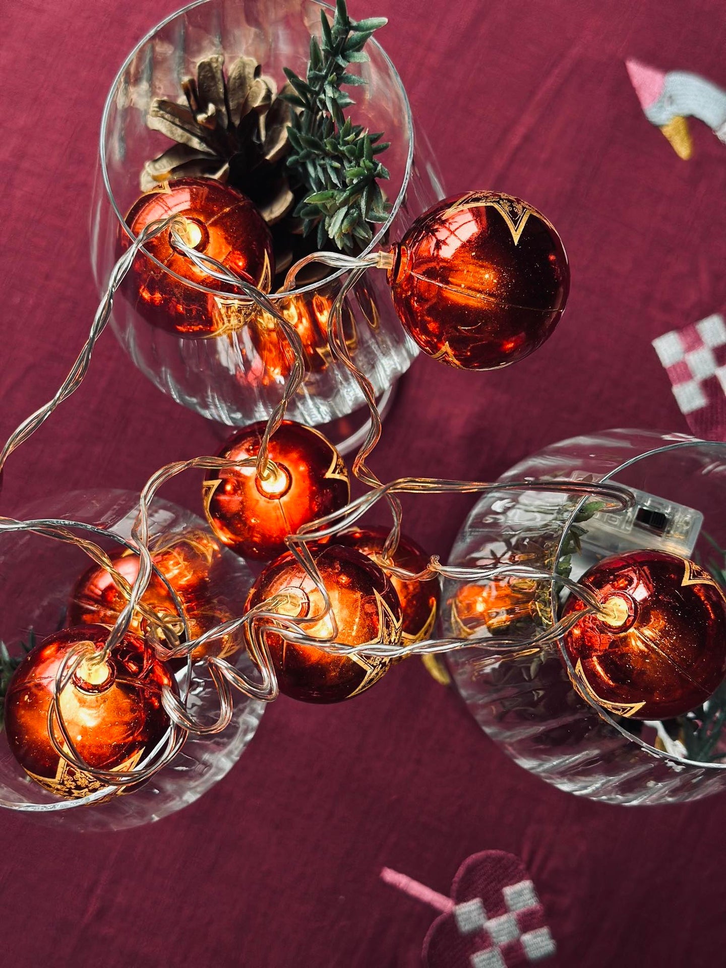 Lichterkette mit kleinen Weihnachtskugeln