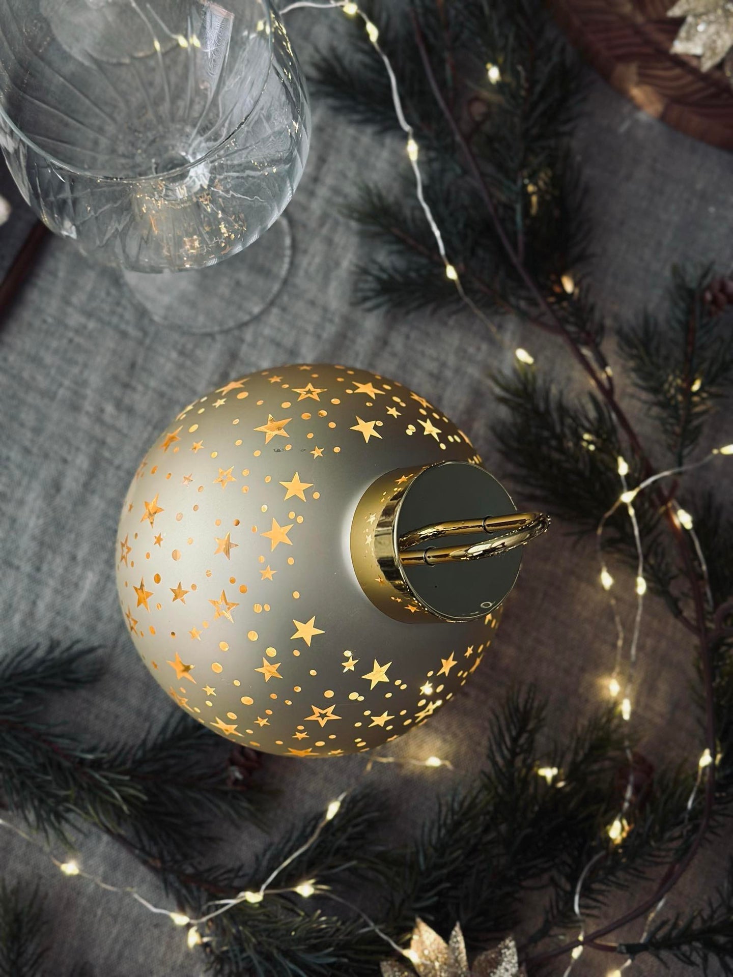 Weihnachtskugel mit LED-Licht - Gold