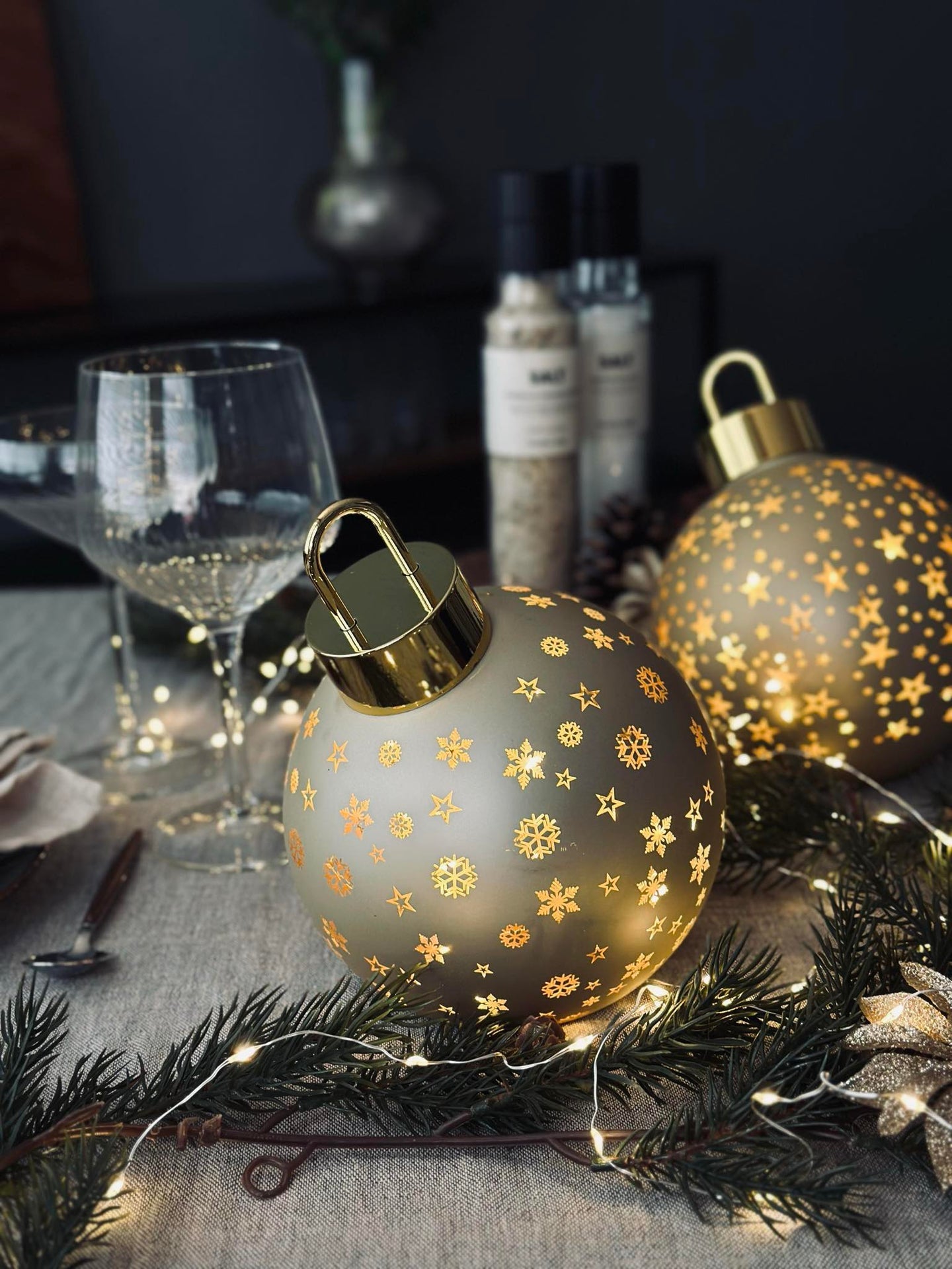 Weihnachtskugel mit LED-Licht - Gold