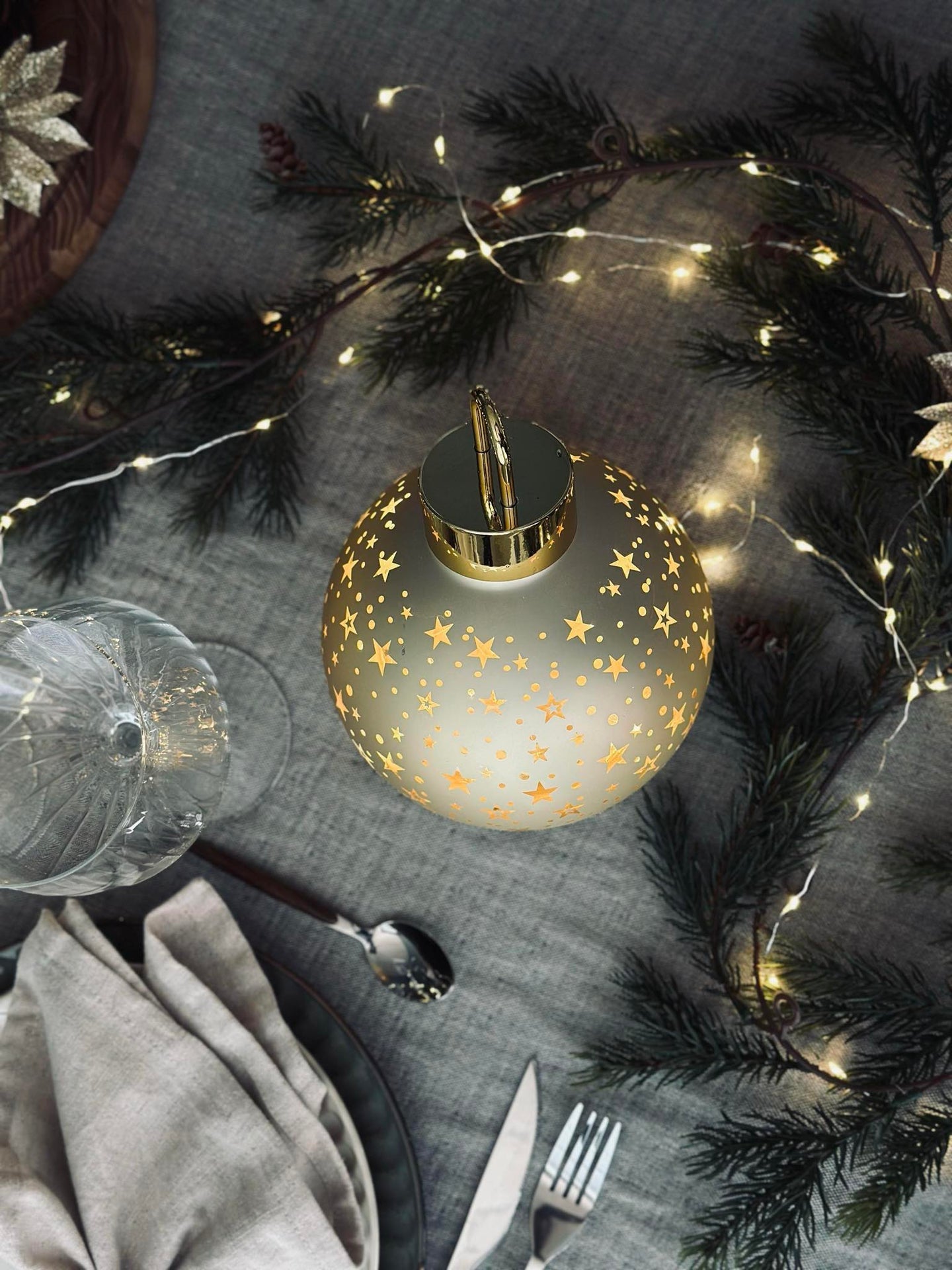 Weihnachtskugel mit LED-Licht - Gold