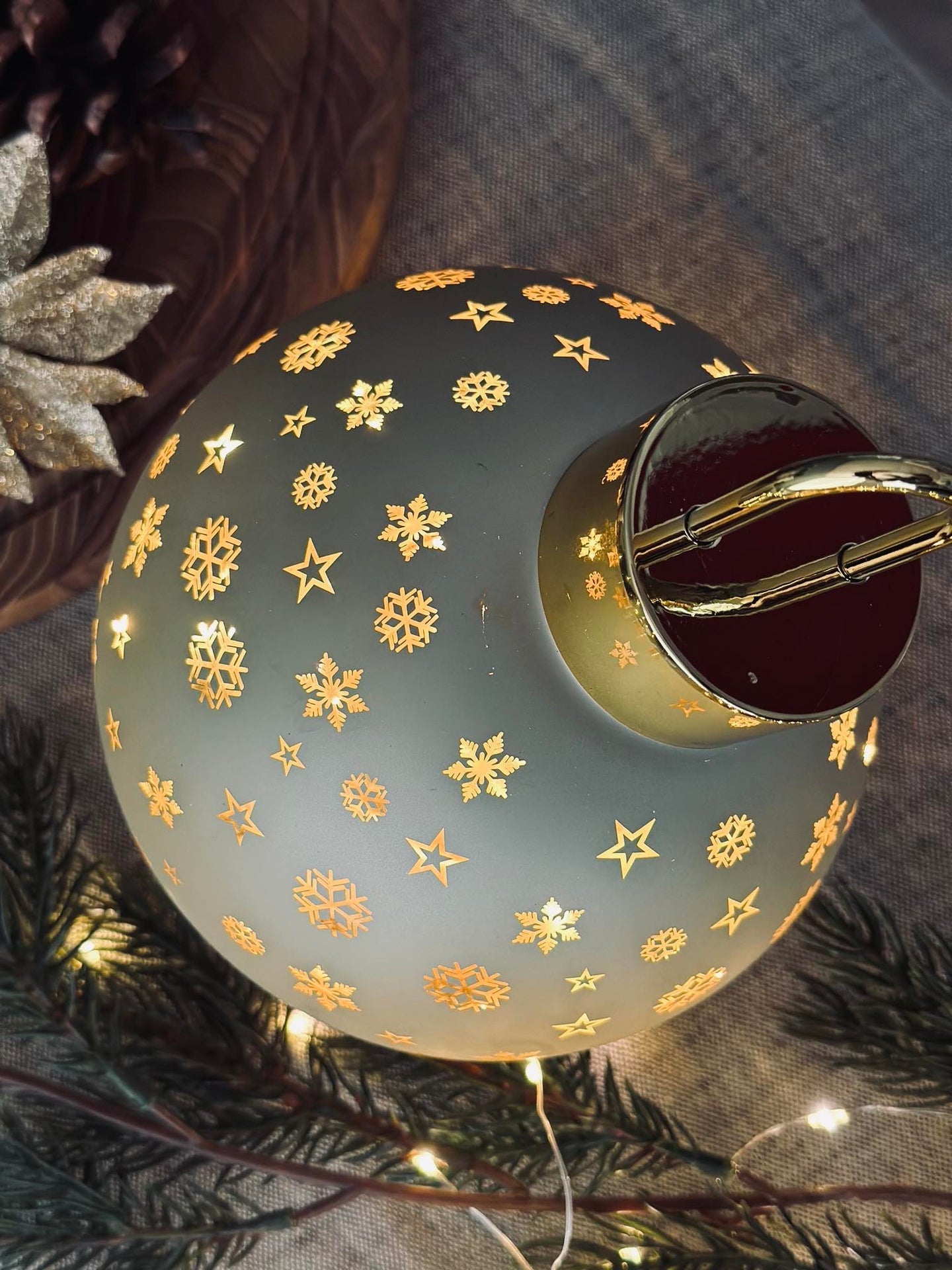 Weihnachtskugel mit LED-Licht - Gold