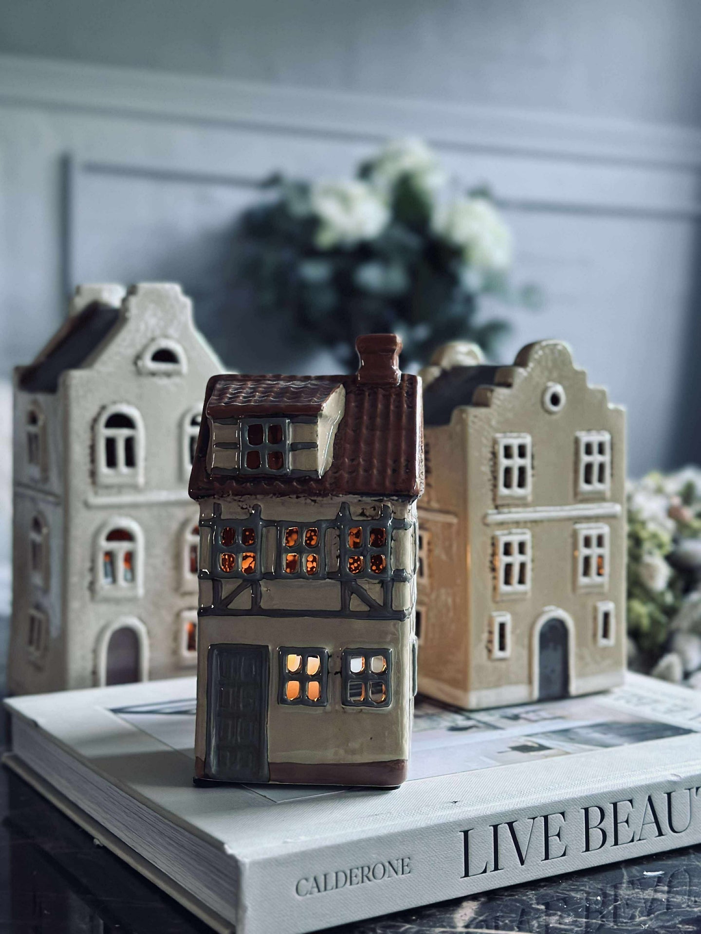 Lichthaus aus Keramik im Fachwerk-Look