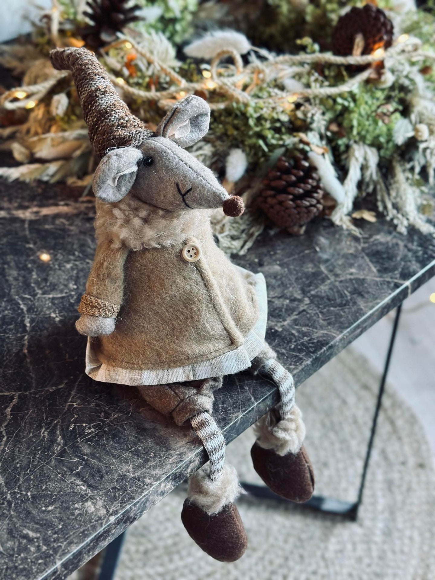 Nissemus - Sitzendes Mädchen