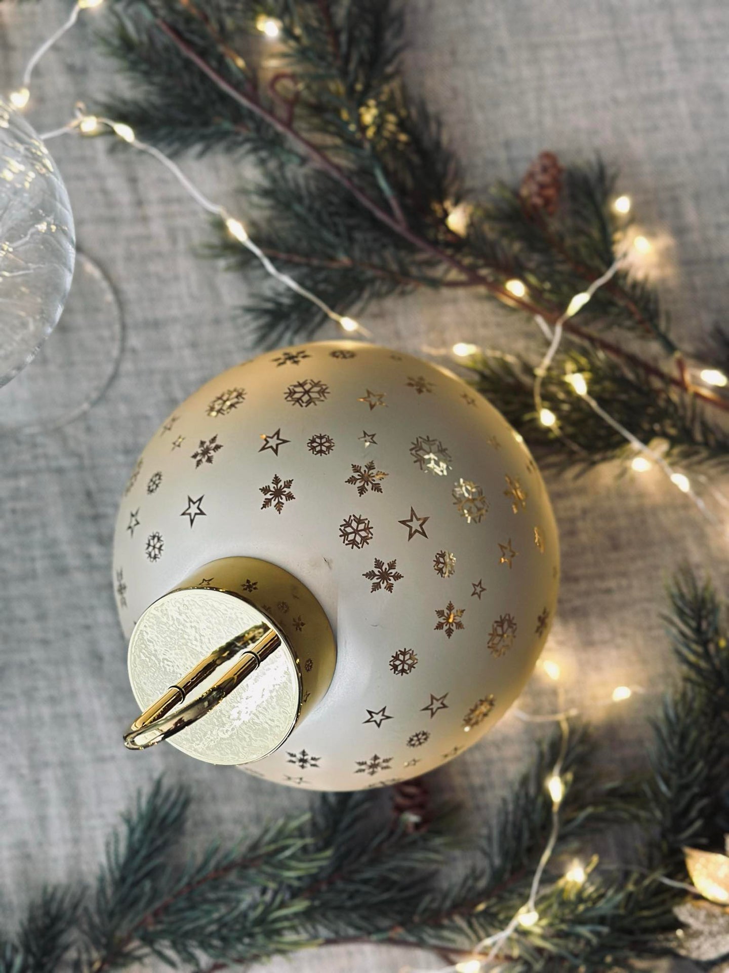 Weihnachtskugel mit LED-Licht - Gold