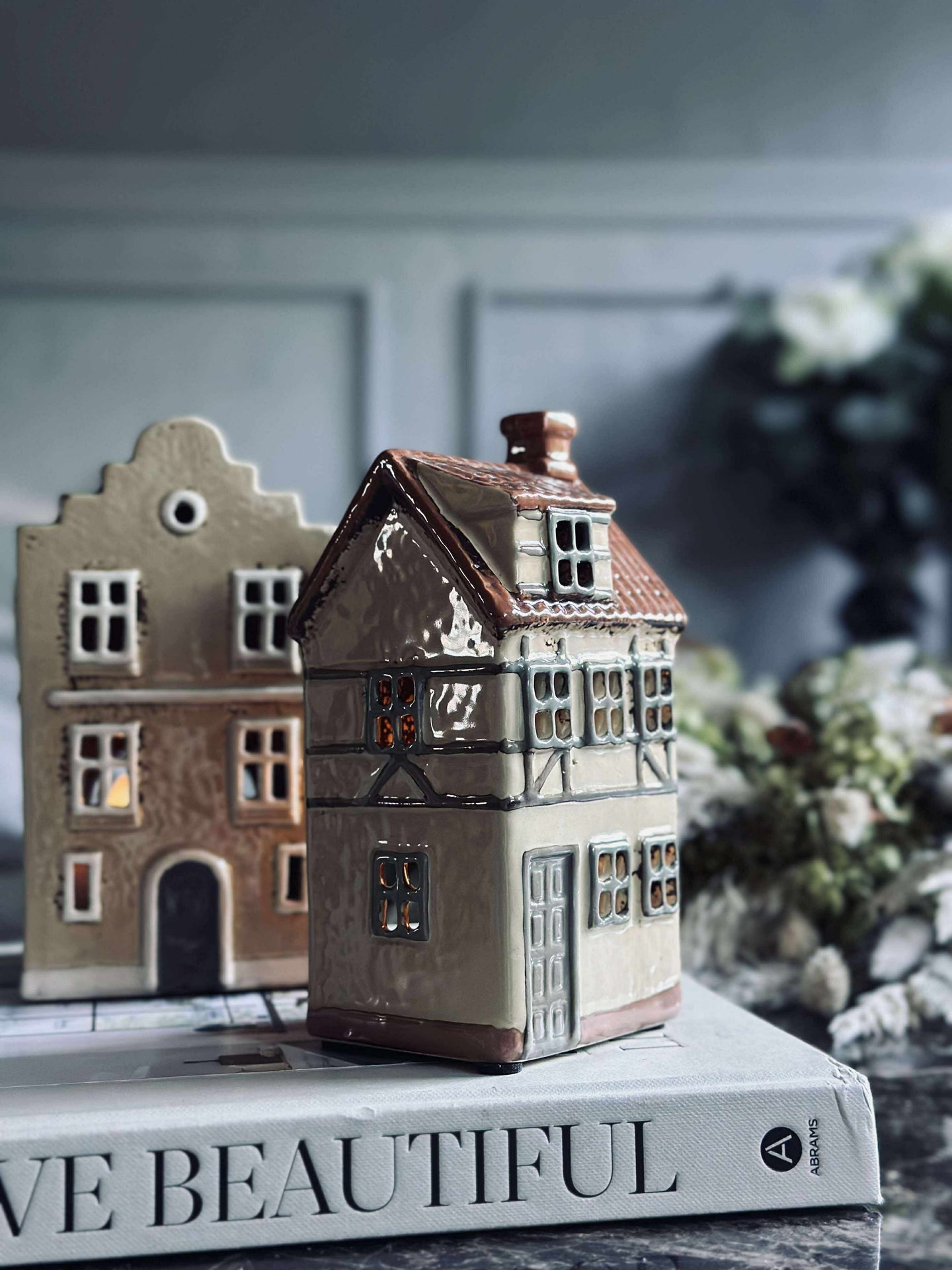 Lichthaus aus Keramik im Fachwerk-Look