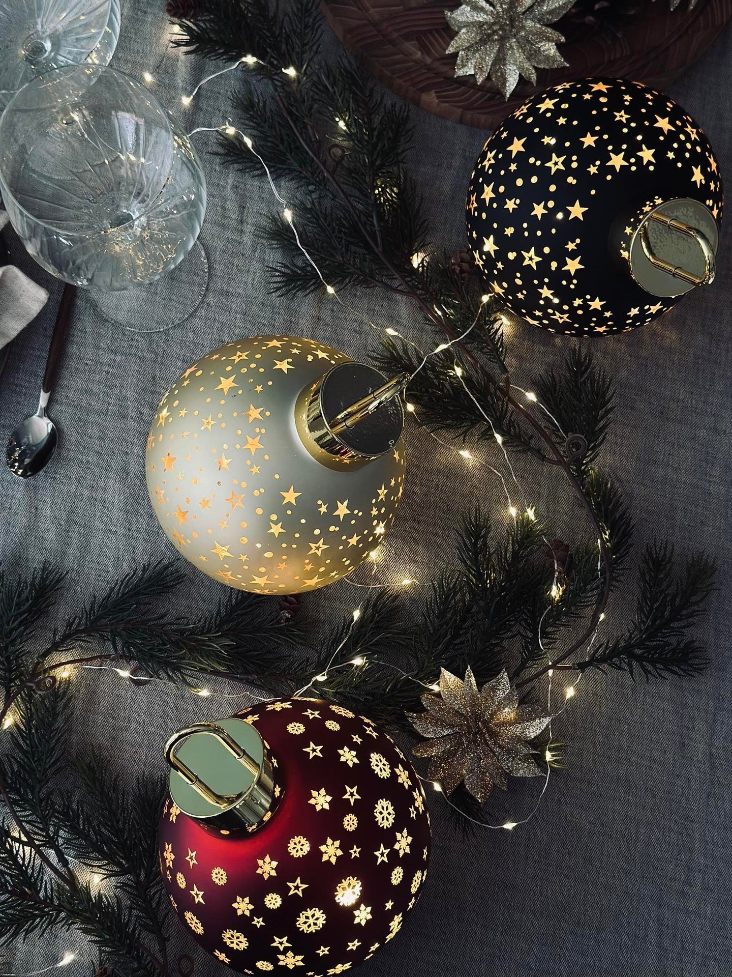 Weihnachtskugel mit LED-Licht - Gold