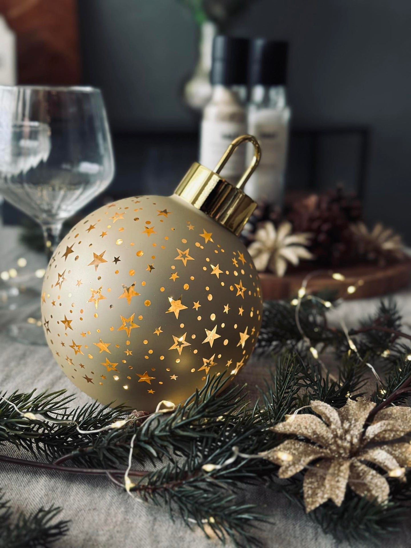 Weihnachtskugel mit LED-Licht - Gold