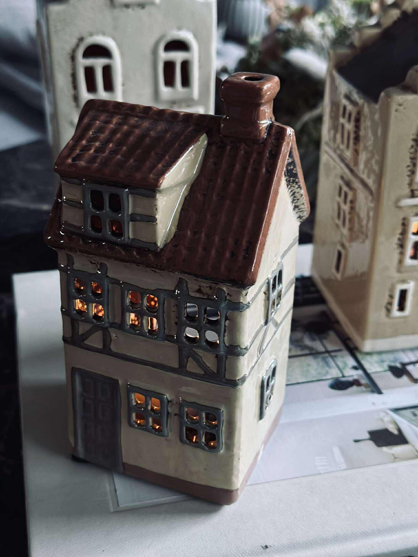 Lichthaus aus Keramik im Fachwerk-Look