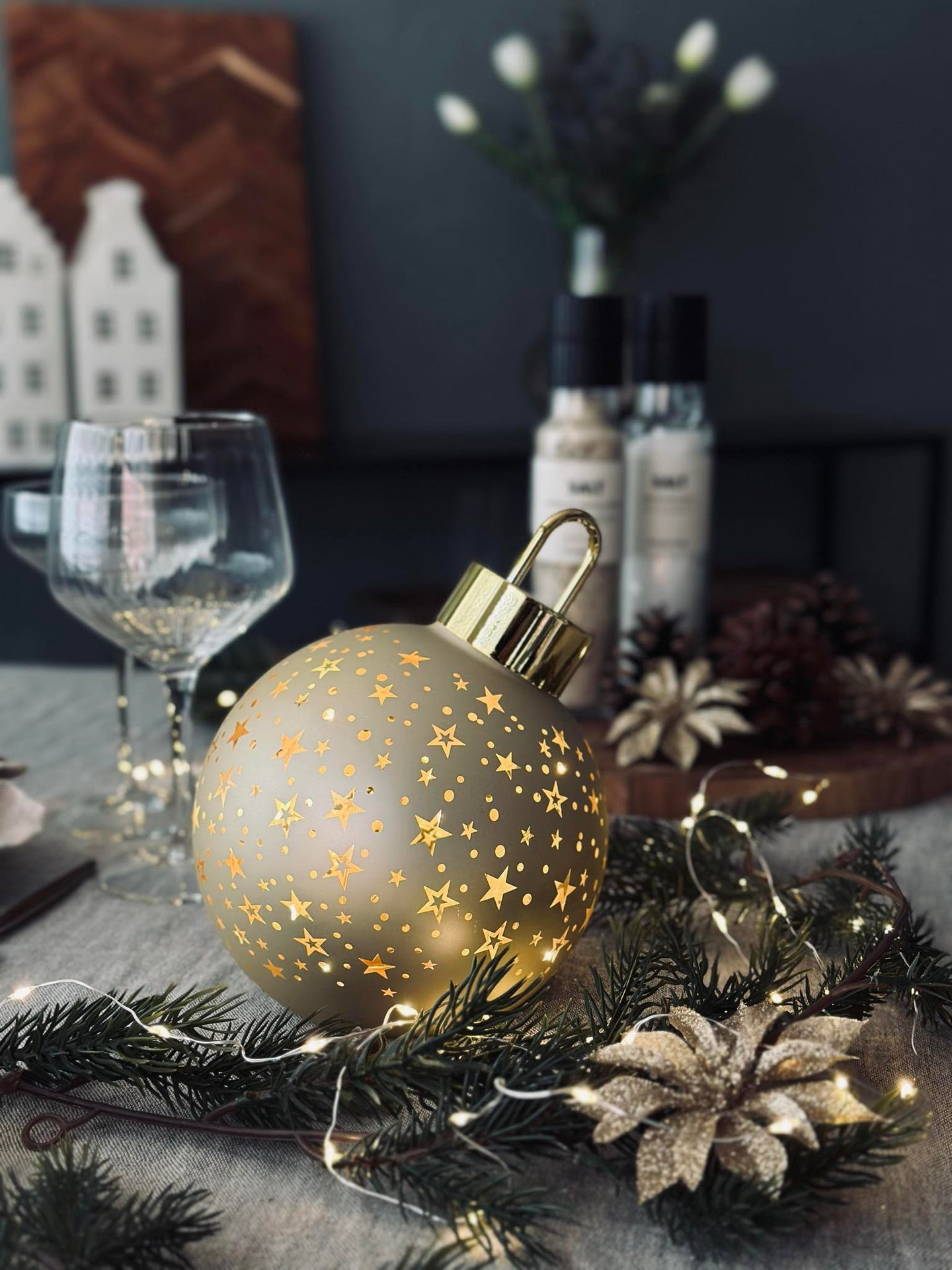 Weihnachtskugel mit LED-Licht - Gold