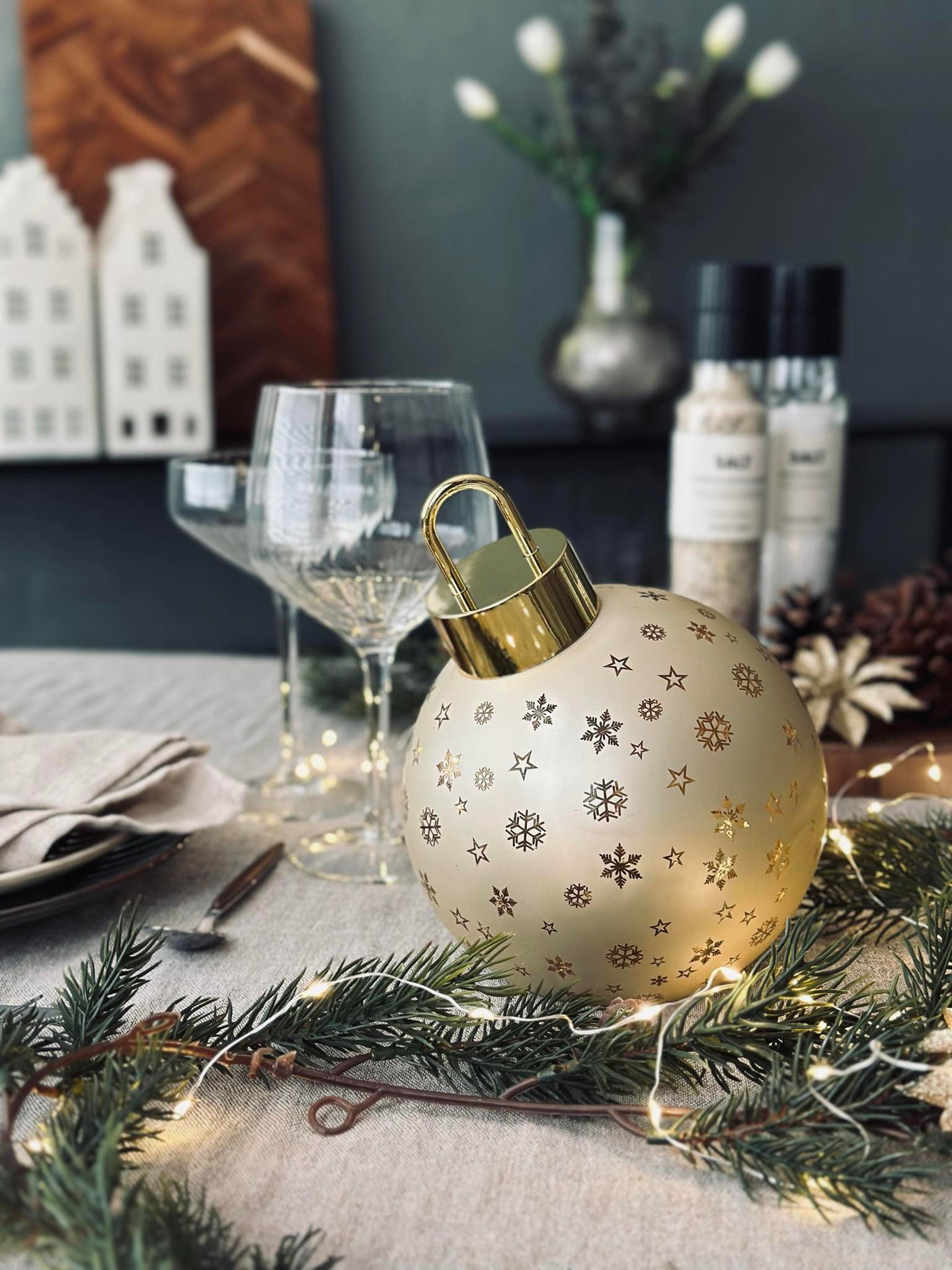 Weihnachtskugel mit LED-Licht - Gold