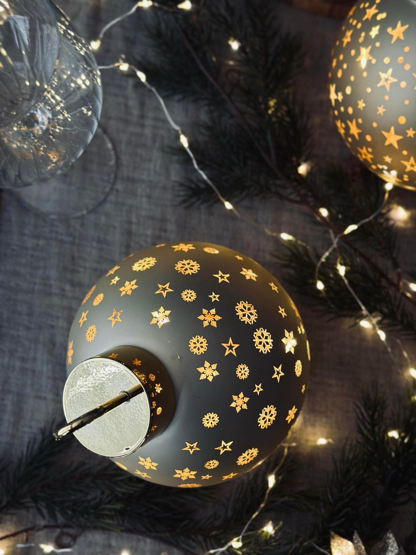 Weihnachtskugel mit LED-Licht - Gold