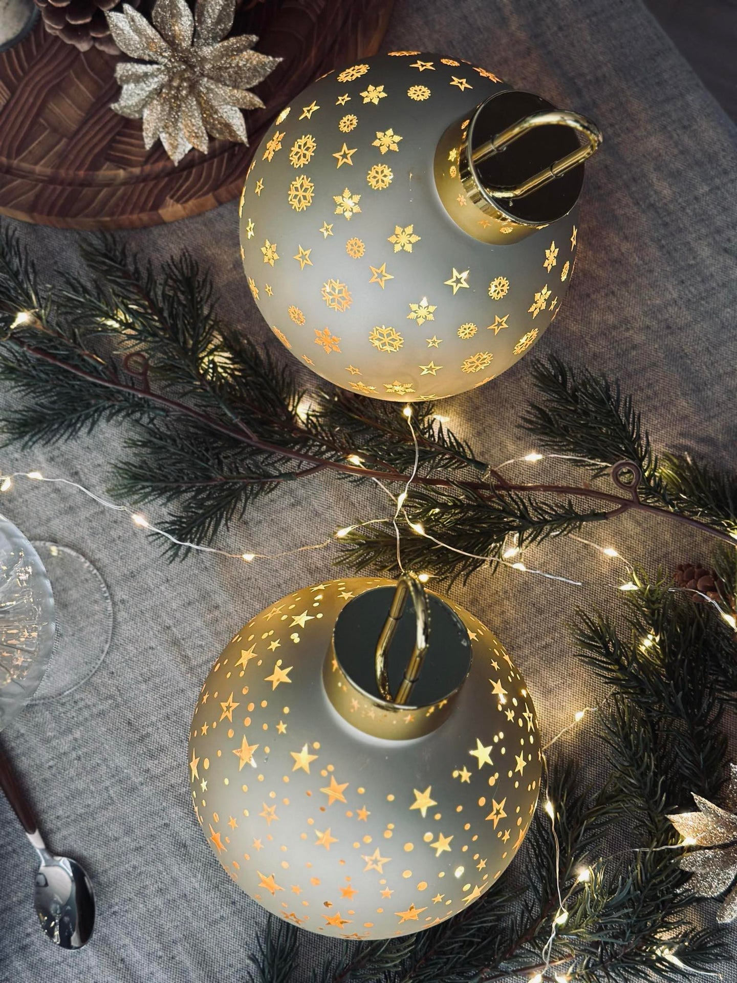 Weihnachtskugel mit LED-Licht - Gold