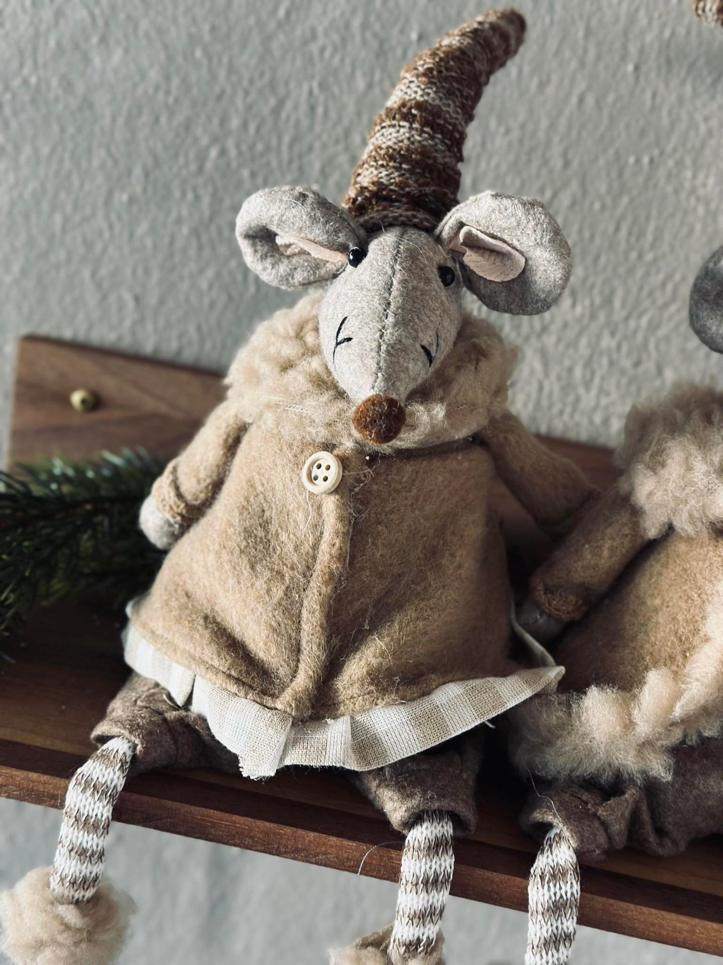 Nissemus - Sitzendes Mädchen