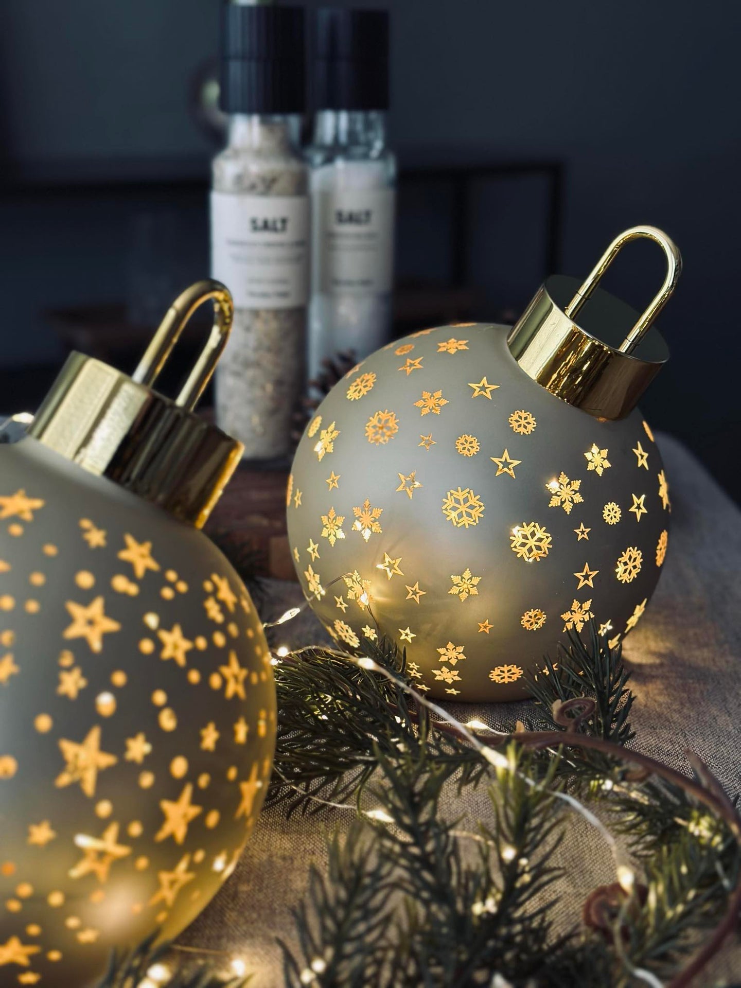 Weihnachtskugel mit LED-Licht - Gold