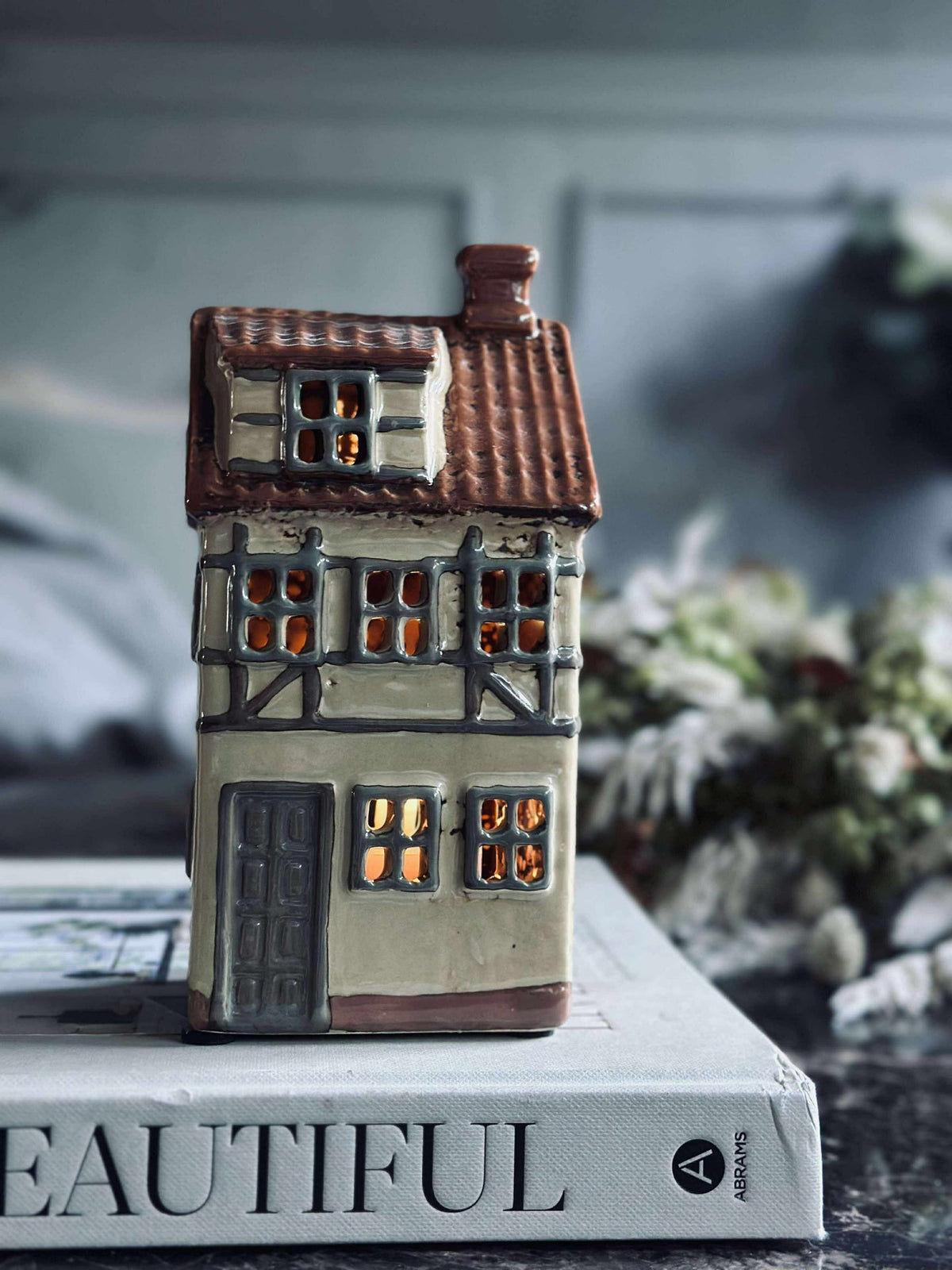 Lichthaus aus Keramik im Fachwerk-Look