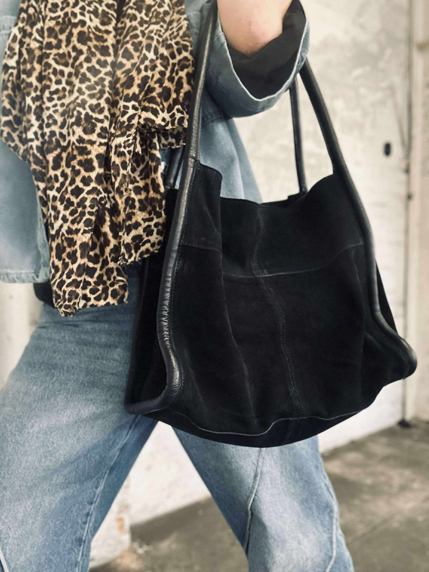 Shopper aus schwarzem Wildleder