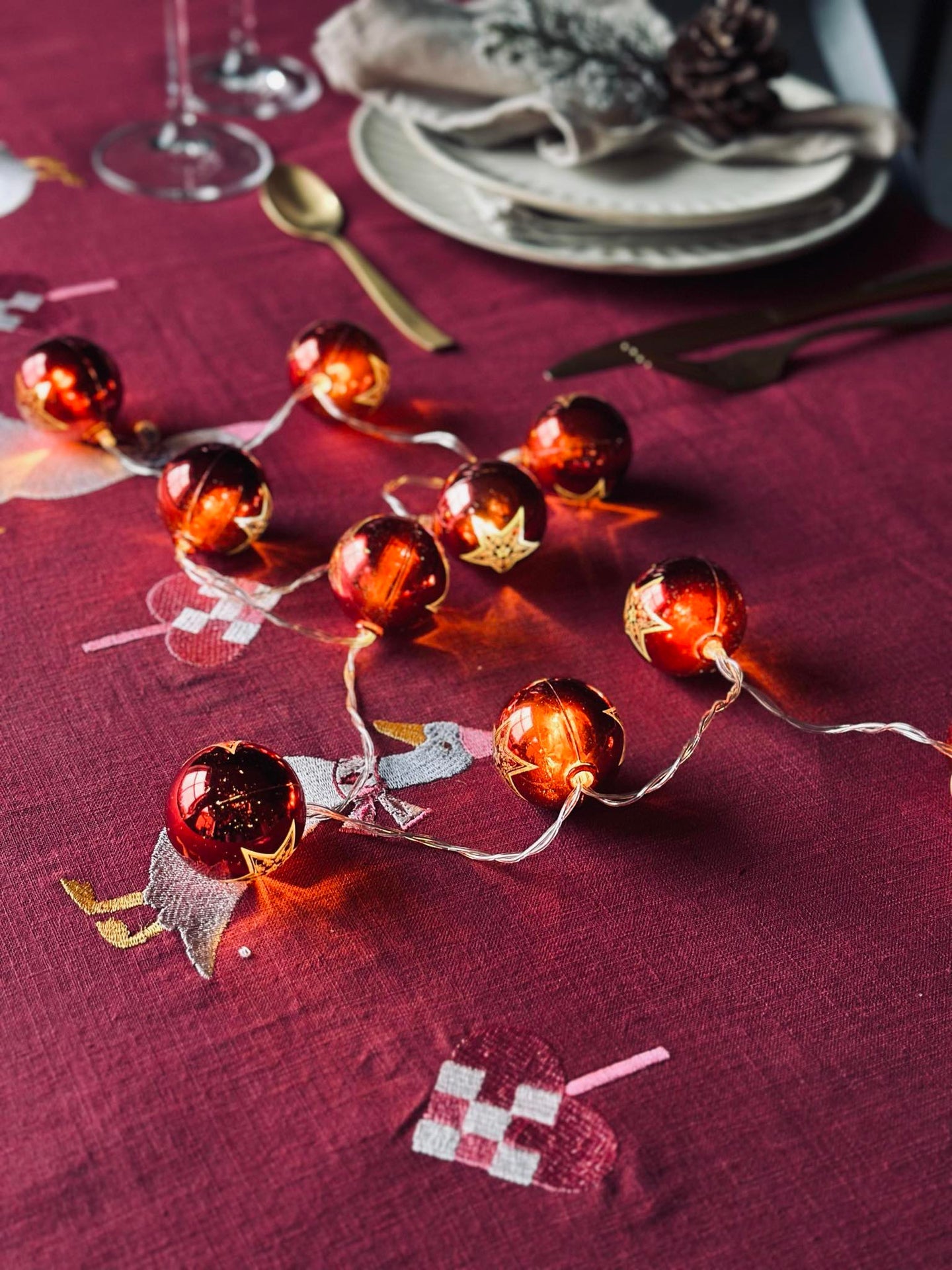 Lichterkette mit kleinen Weihnachtskugeln