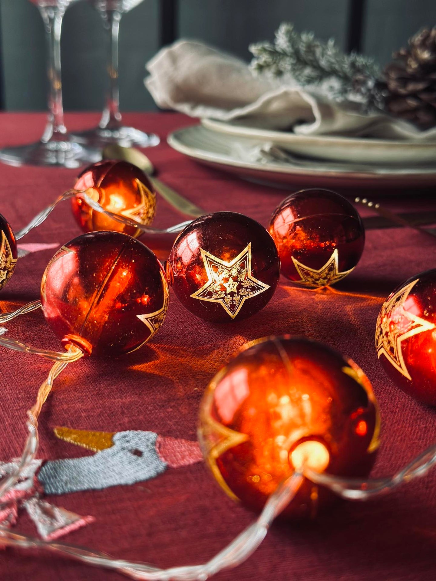 Lichterkette mit kleinen Weihnachtskugeln