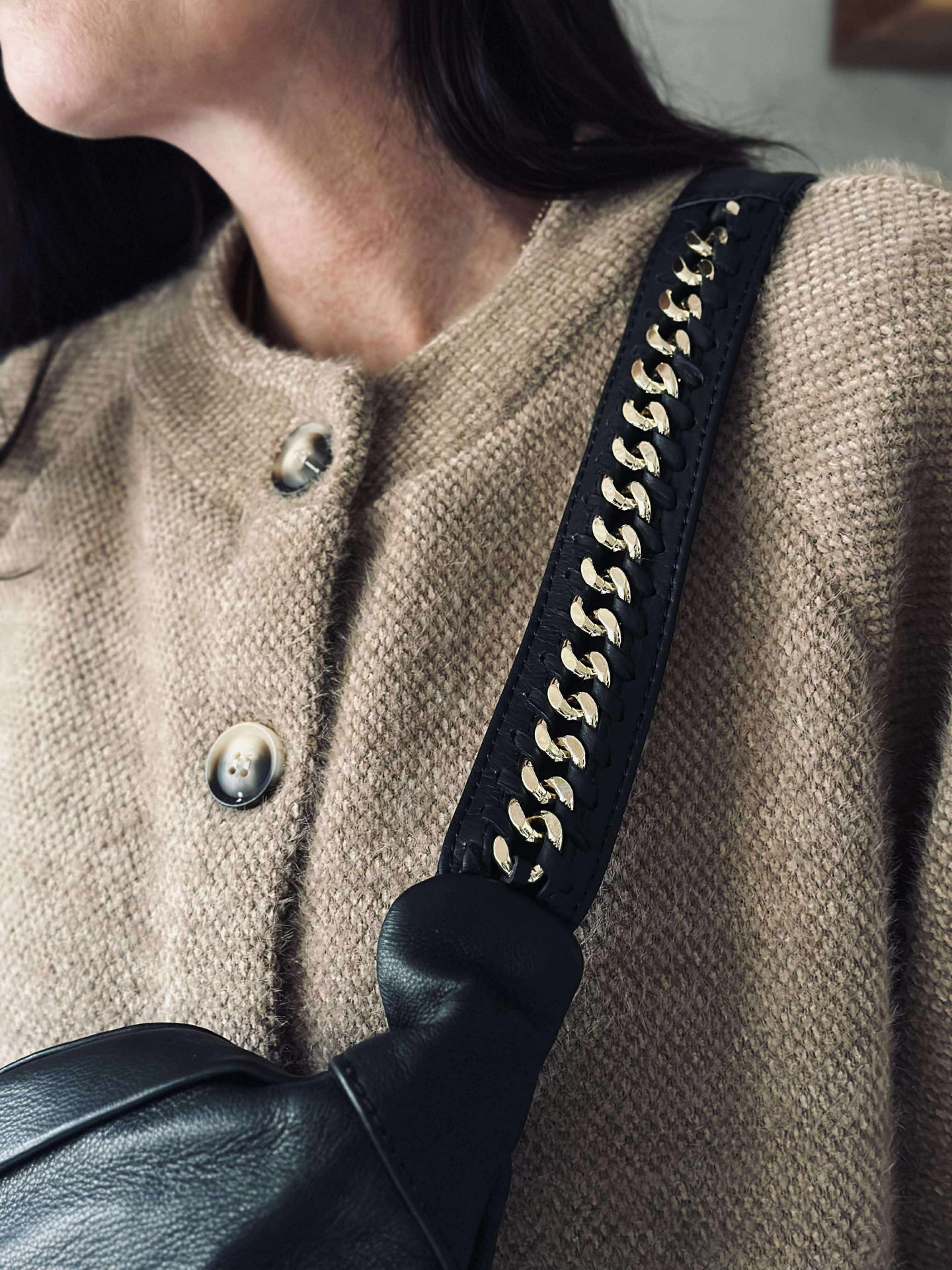 Gürteltasche mit goldener Kette am Riemen